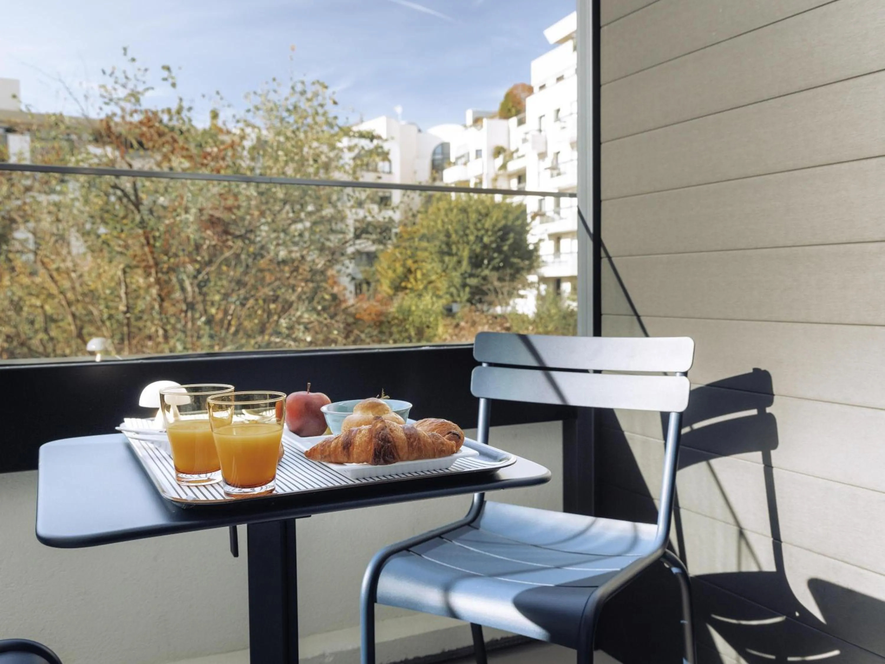 Bedroom in Novotel Paris Suresnes Longchamp