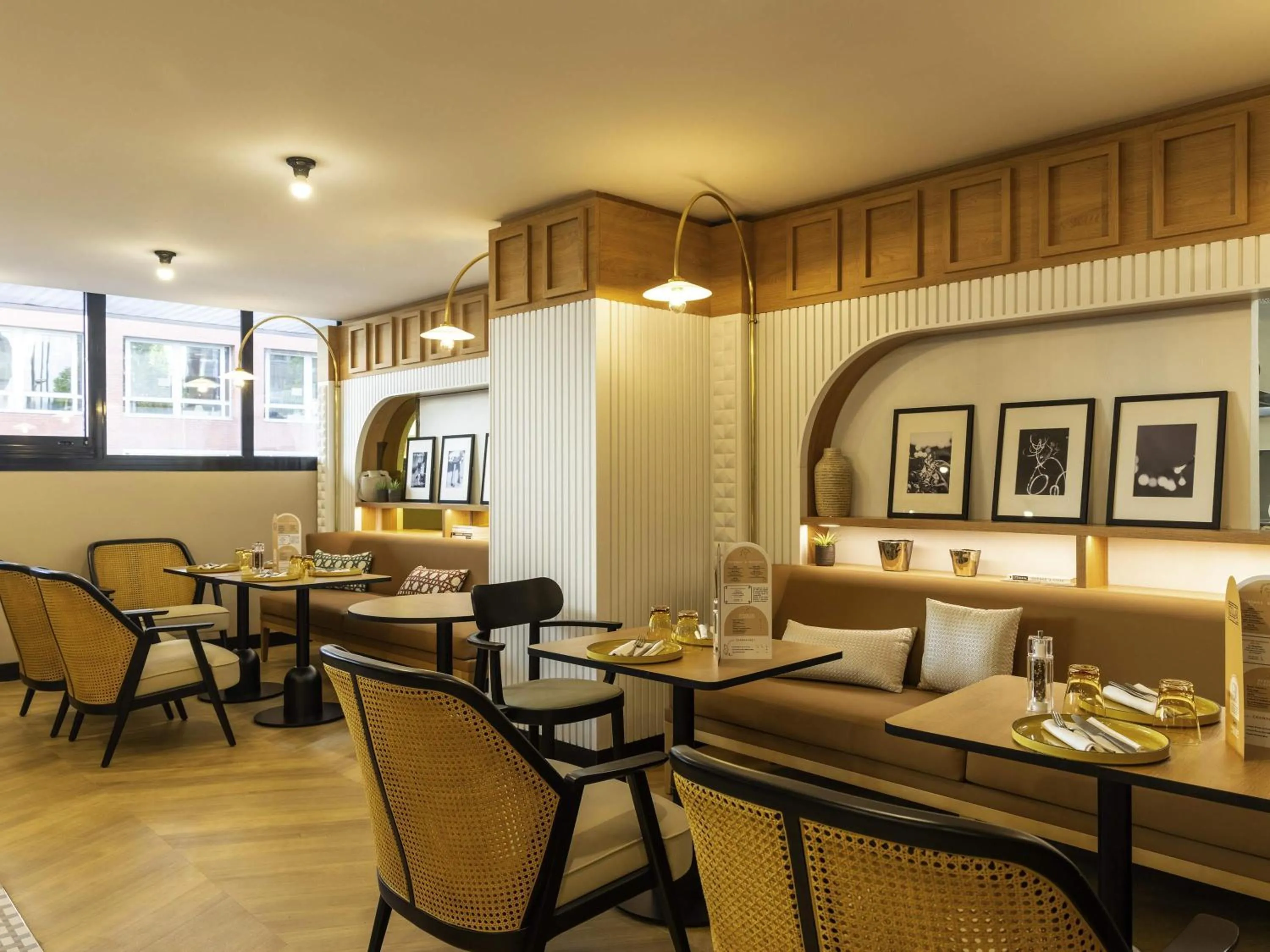 Restaurant/places to eat in Novotel Paris Suresnes Longchamp