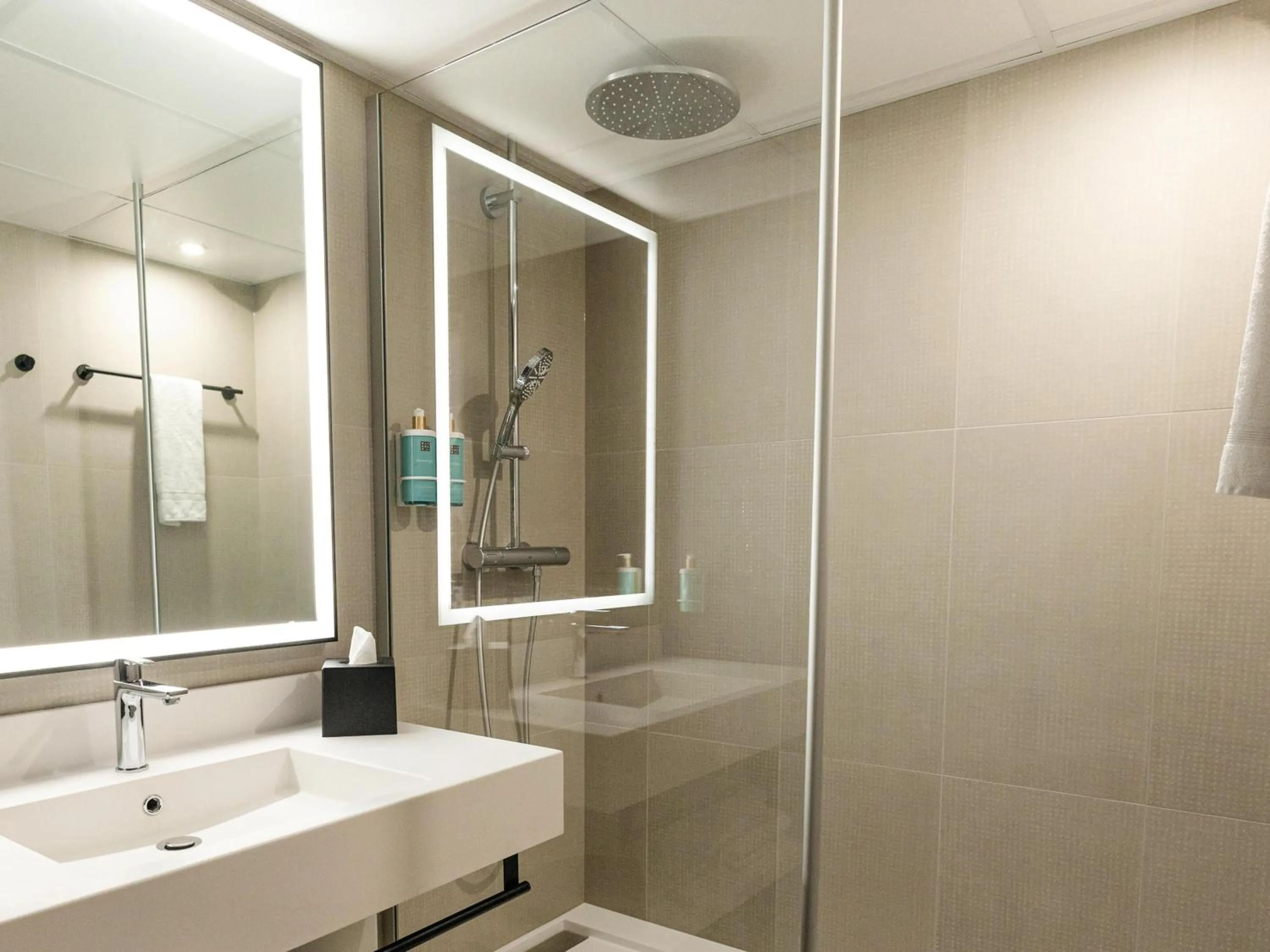 Bedroom in Novotel Paris Suresnes Longchamp