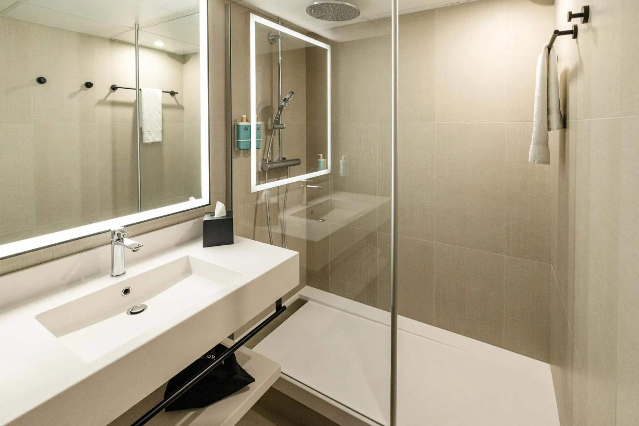 Shower in Novotel Paris Suresnes Longchamp
