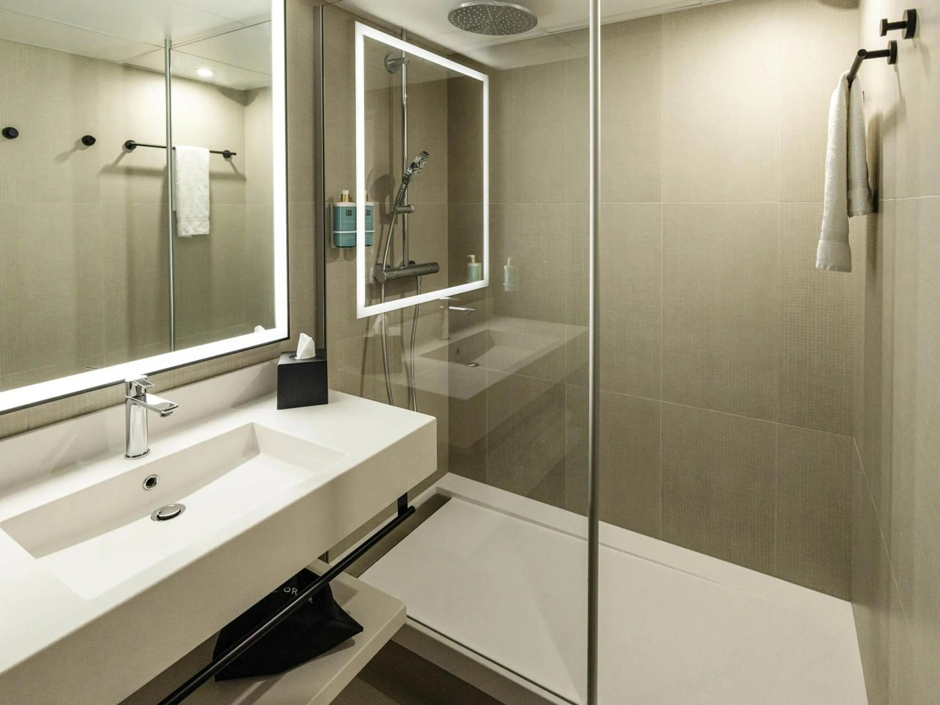 Bedroom in Novotel Paris Suresnes Longchamp