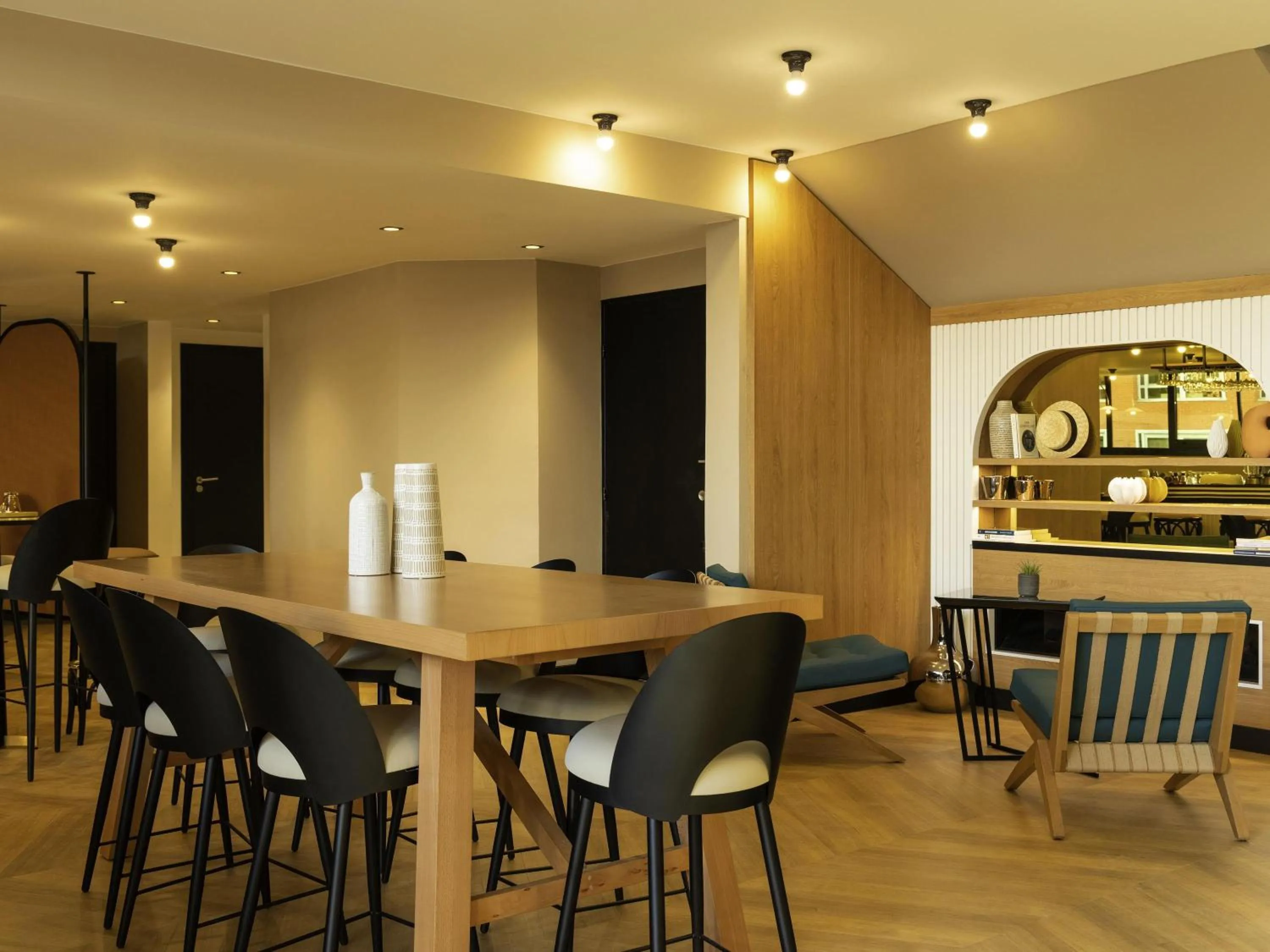 Restaurant/places to eat in Novotel Paris Suresnes Longchamp