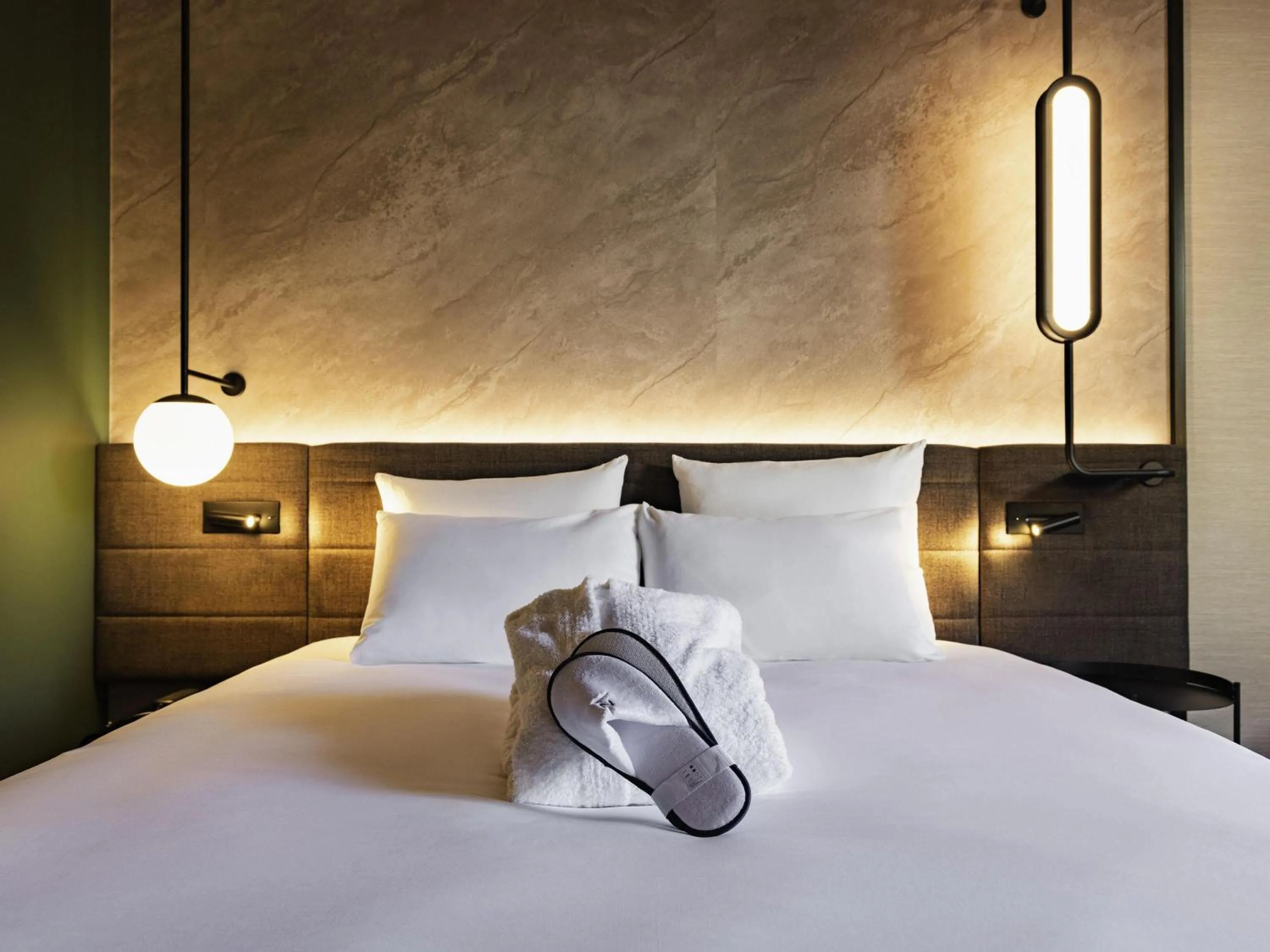 Bedroom, Bed in Novotel Paris Suresnes Longchamp