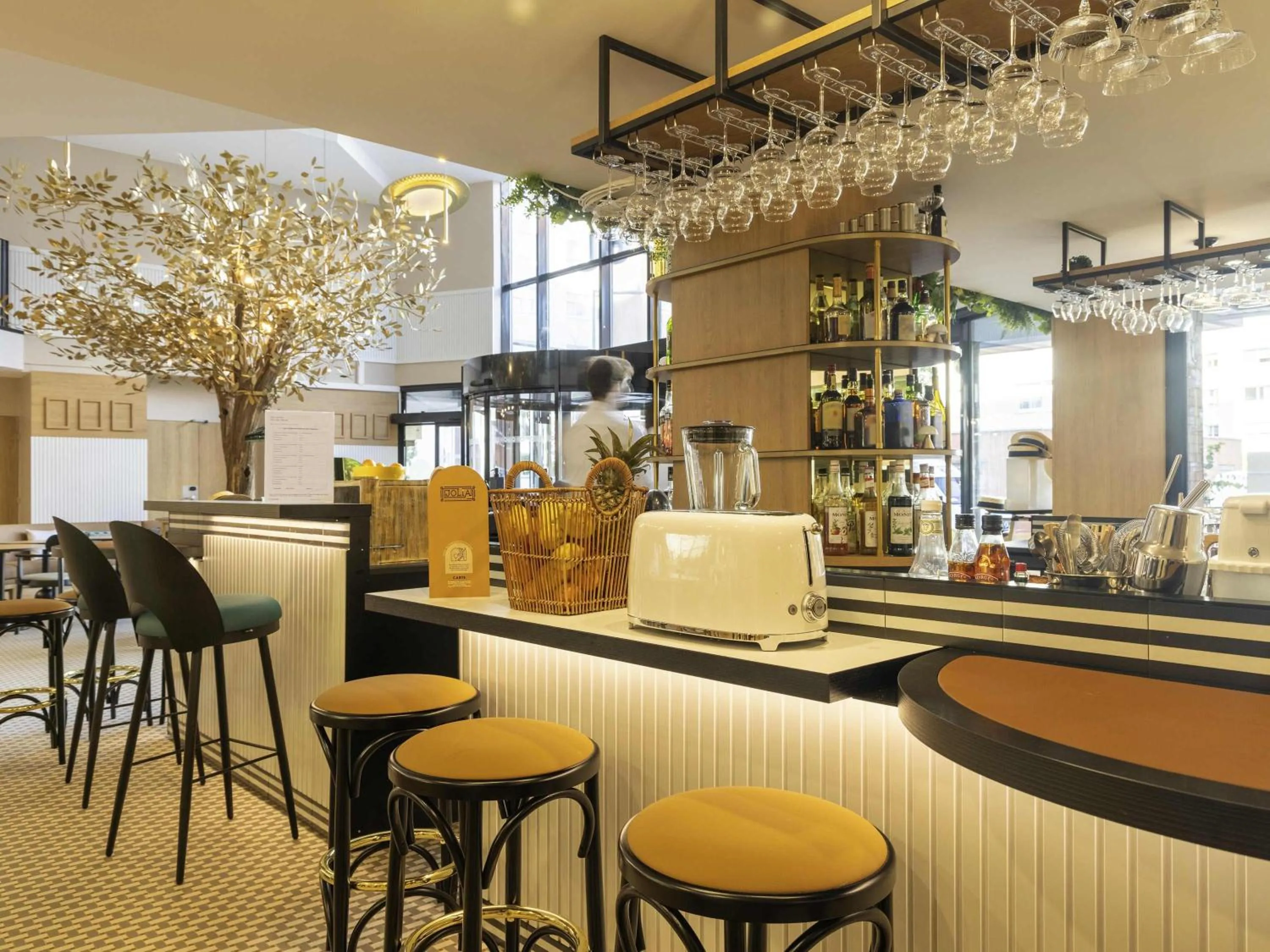 Lounge or bar in Novotel Paris Suresnes Longchamp