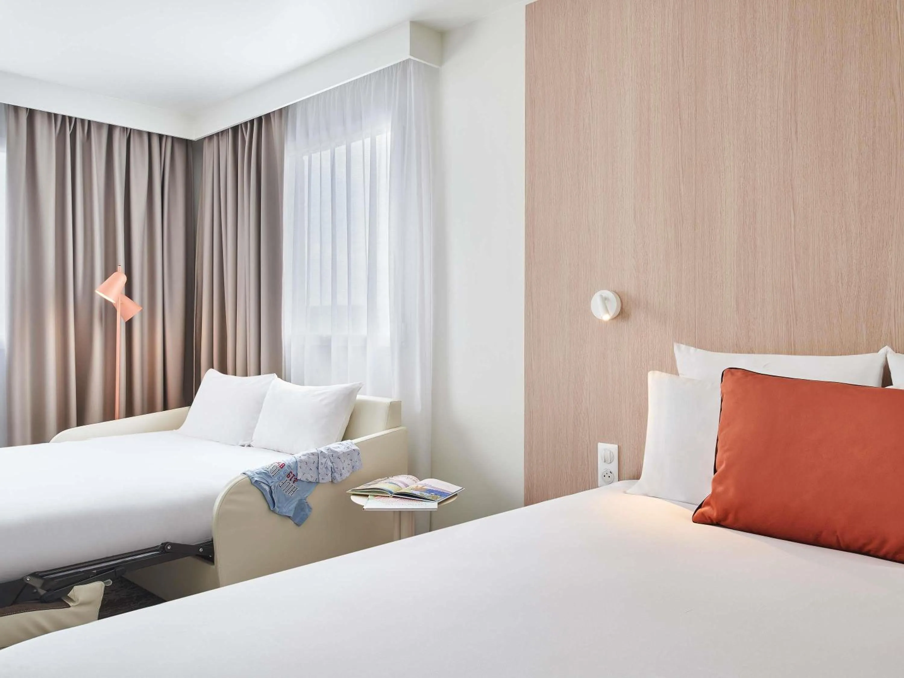 Bedroom, Bed in Novotel Paris 13 Porte d'Italie