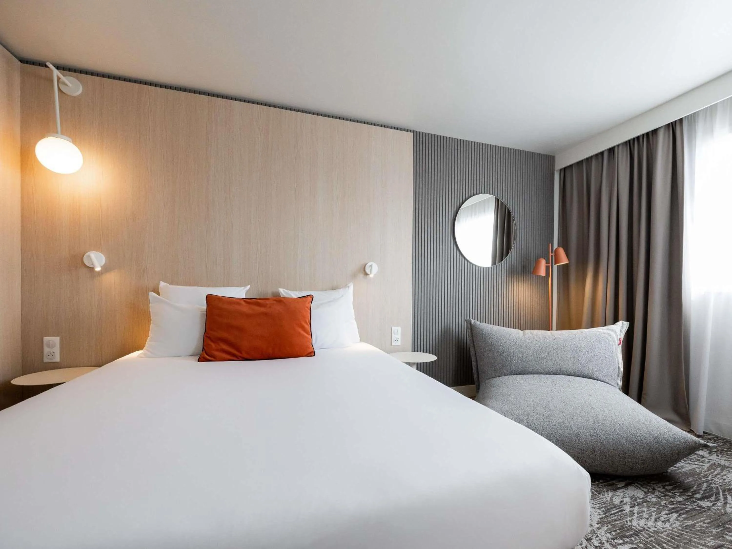 Bedroom, Bed in Novotel Paris 13 Porte d'Italie