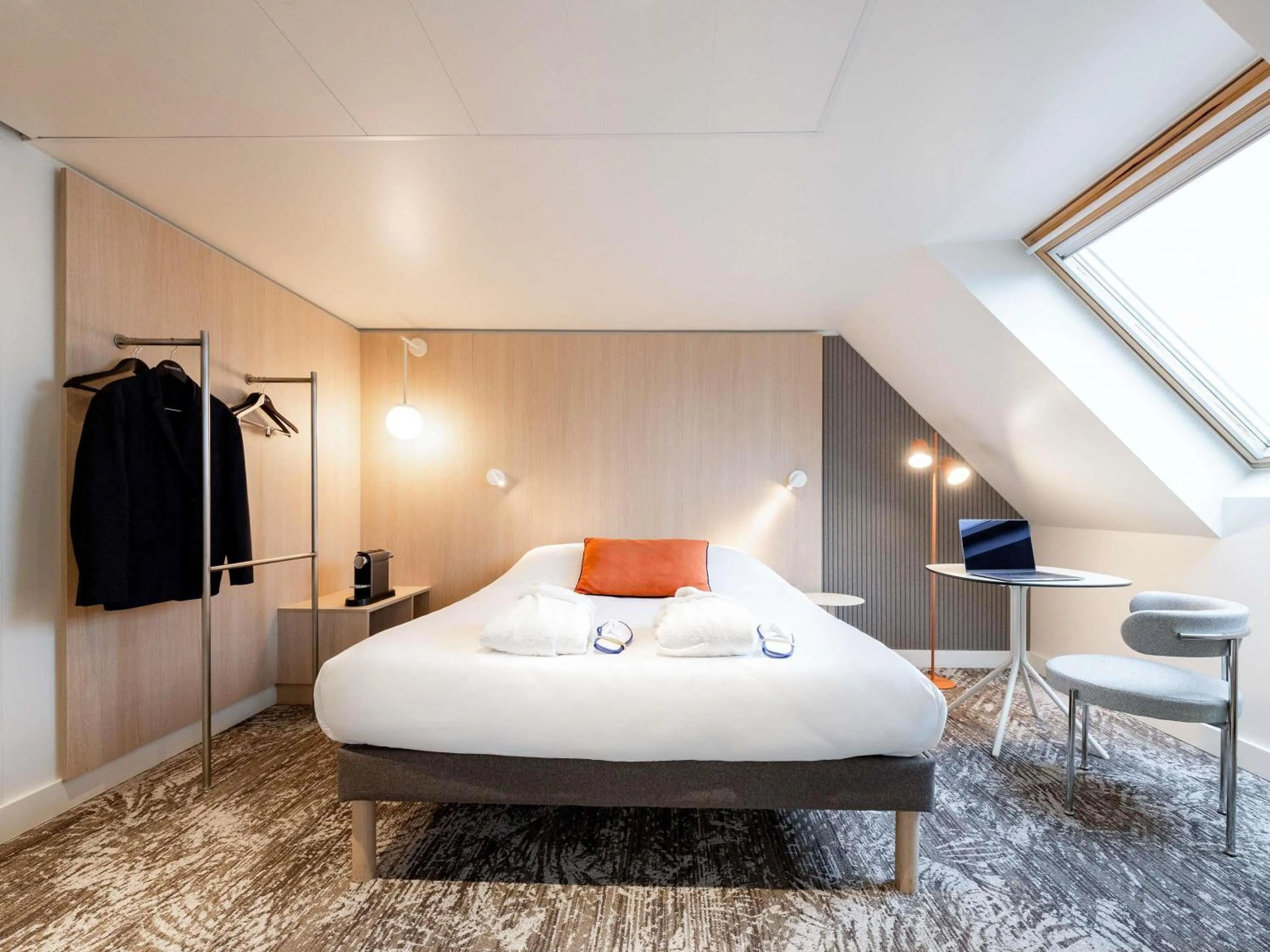 Bedroom, Bed in Novotel Paris 13 Porte d'Italie