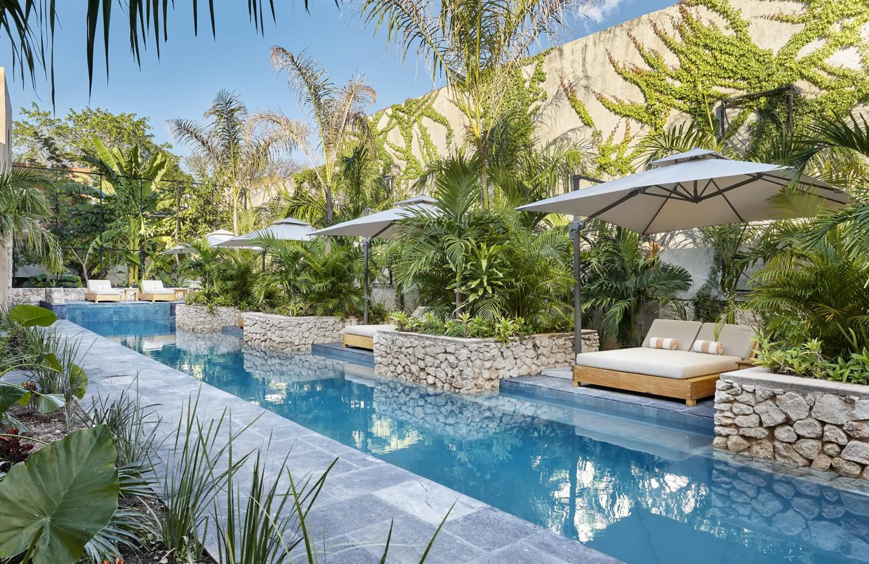 Swimming pool in Ontico Urban Design Hotel