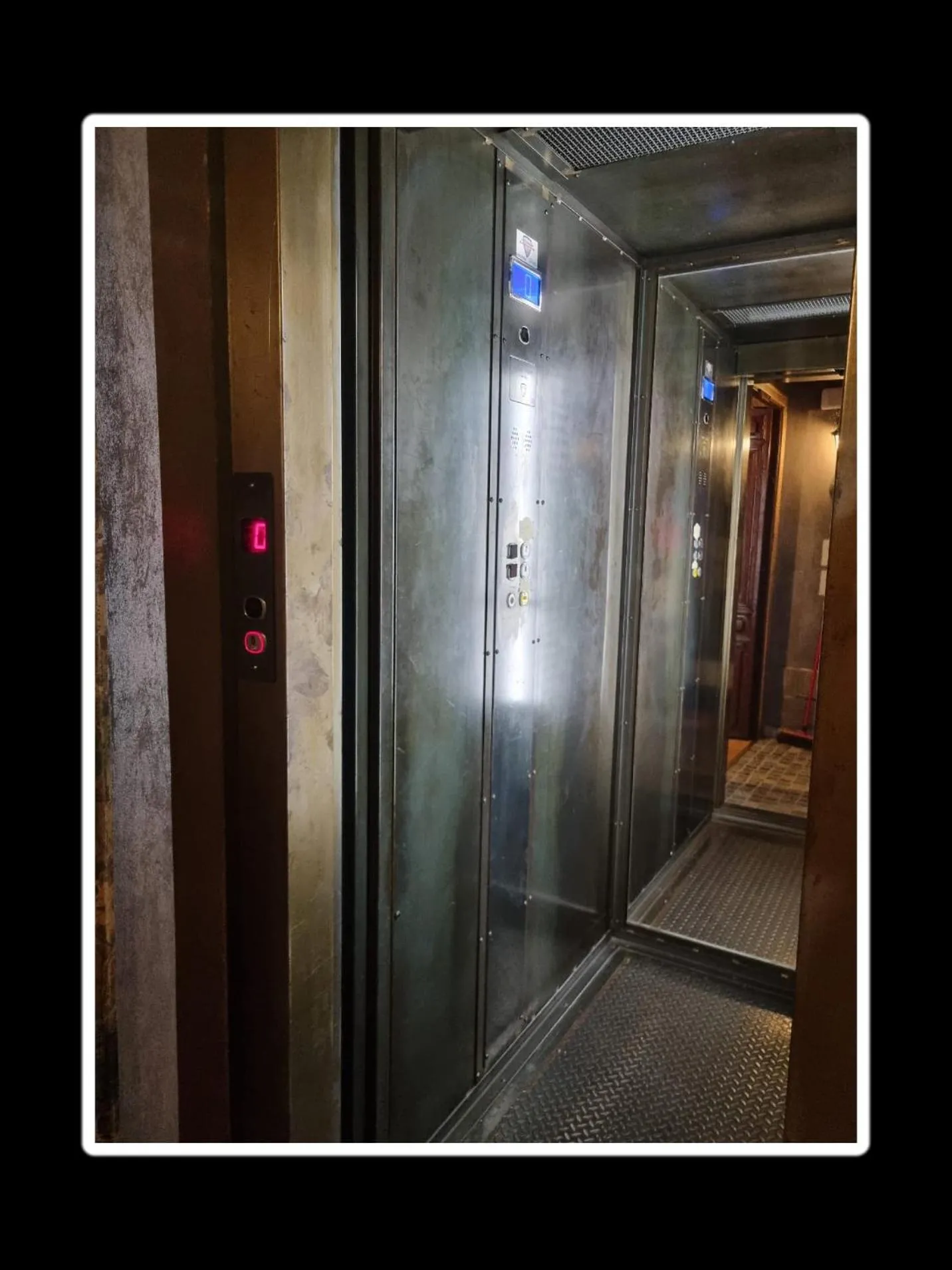 elevator in Villa Vietnamonamour