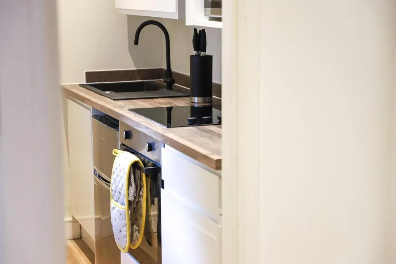 New- Modern 2br Apt Wifi Sleep5 City Centre