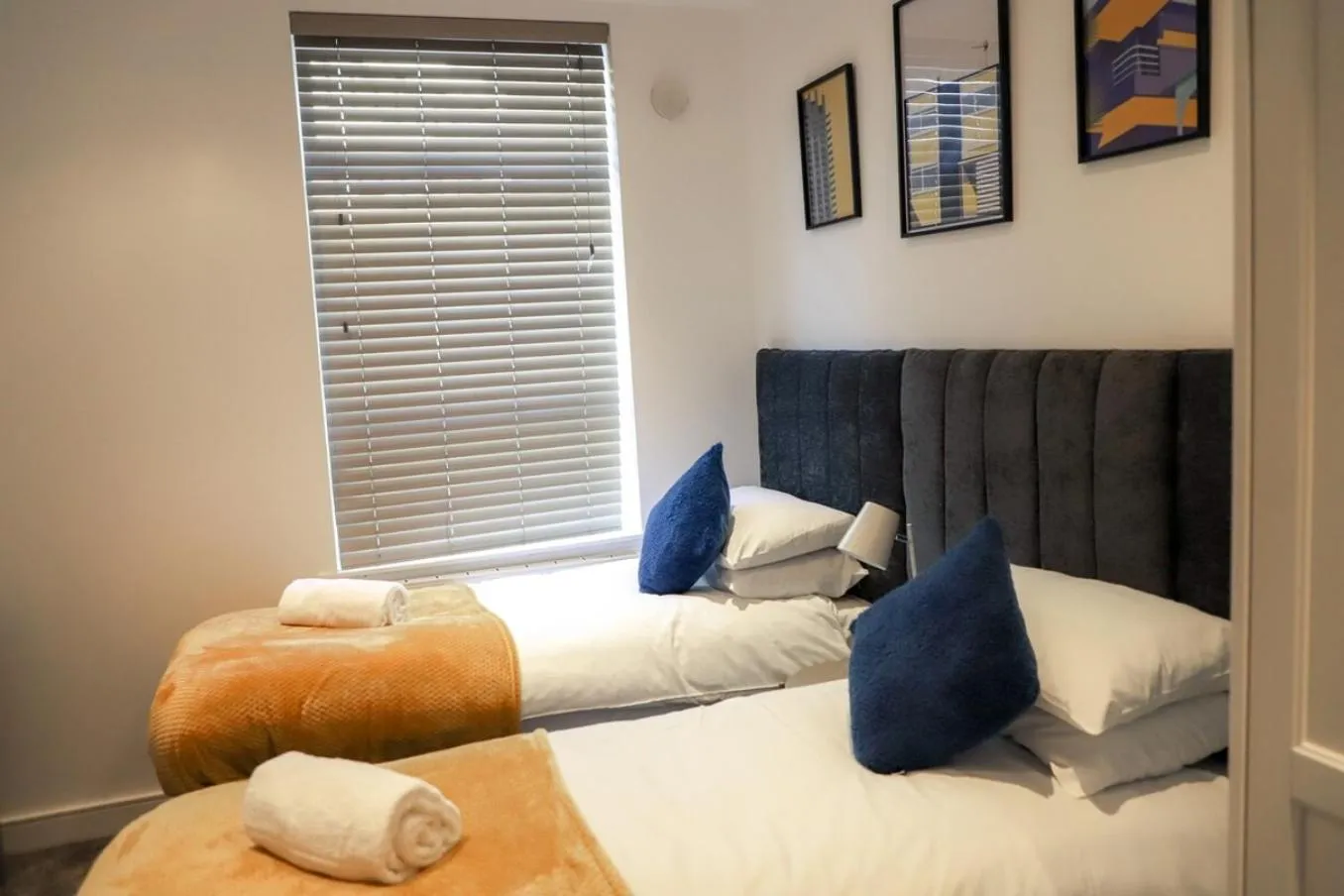 New- Modern 2br Apt Wifi Sleep5 City Centre