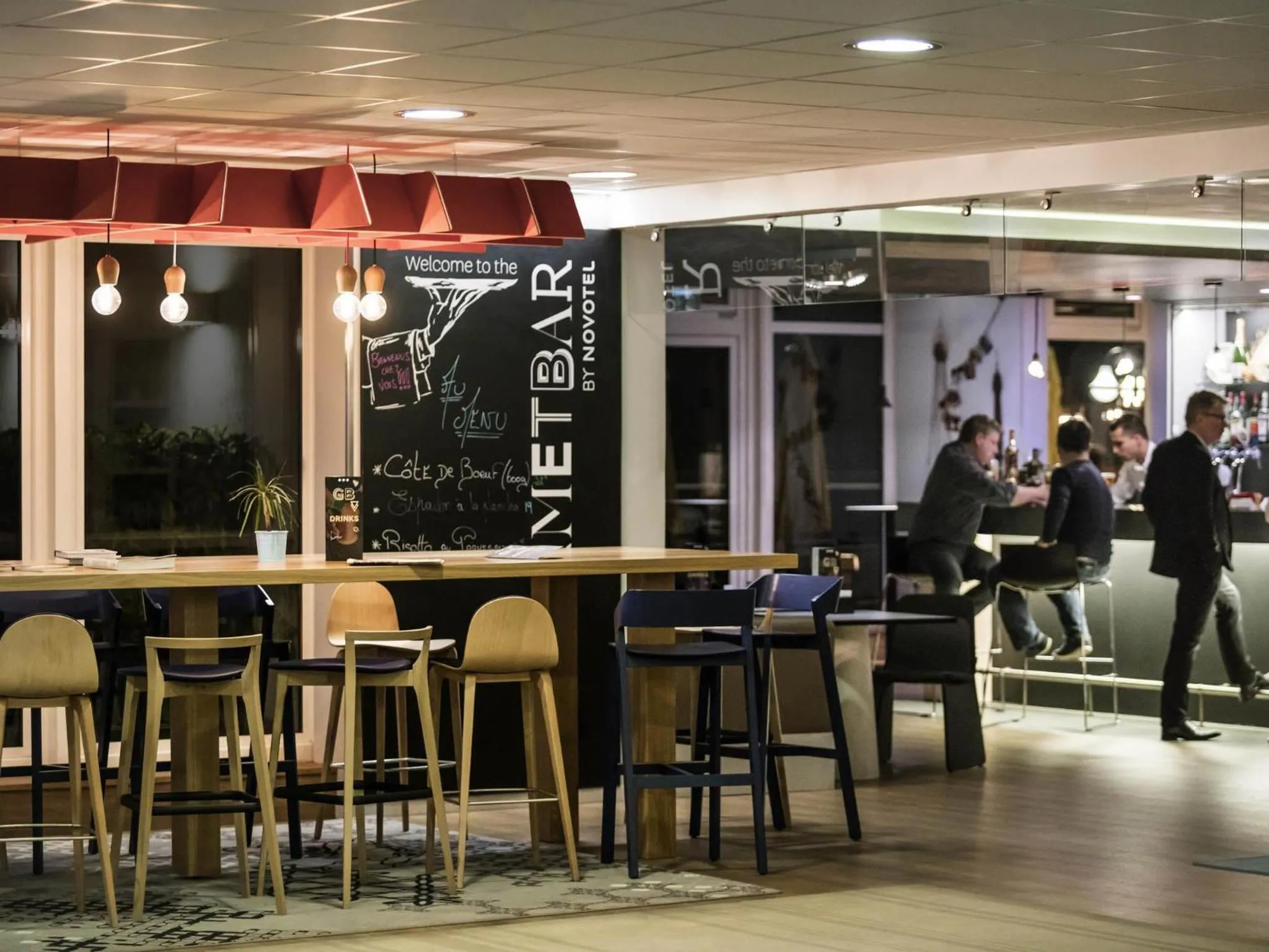 Lounge or bar in Novotel Saclay