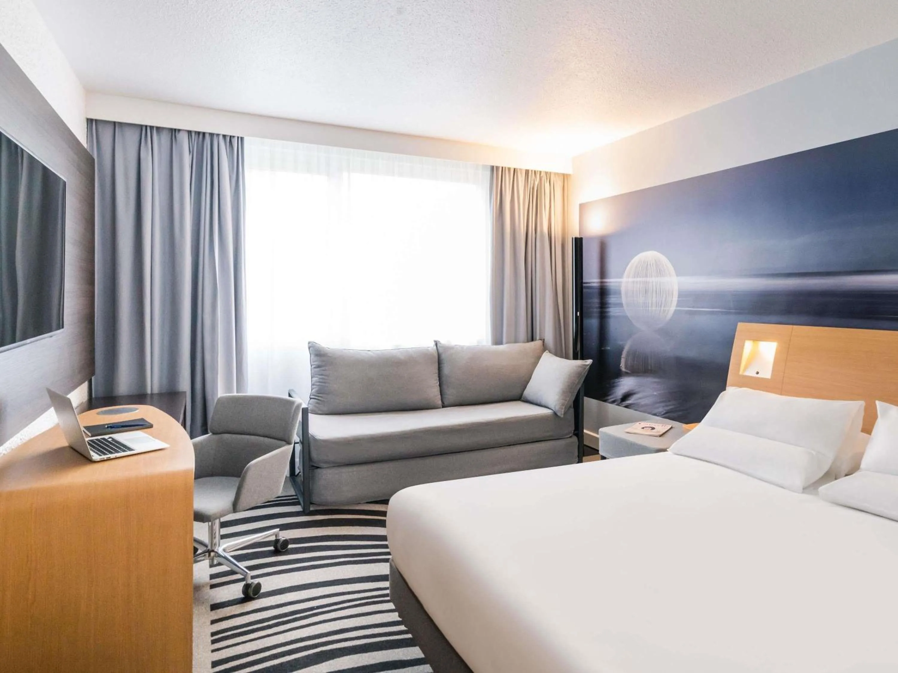 Bedroom, Bed in Novotel Saclay