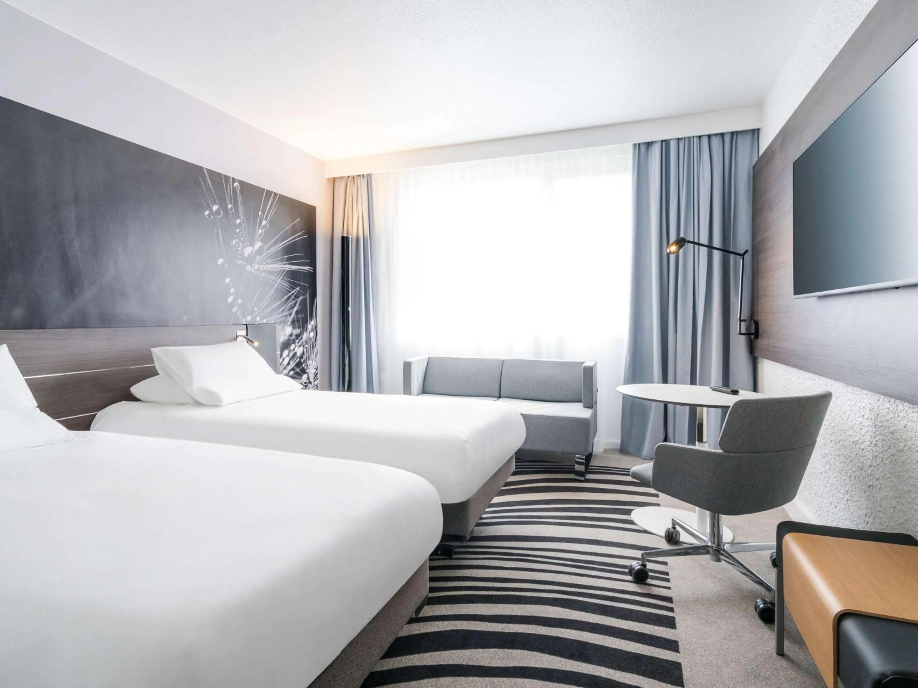 Photo of the whole room, Bed in Novotel Saclay