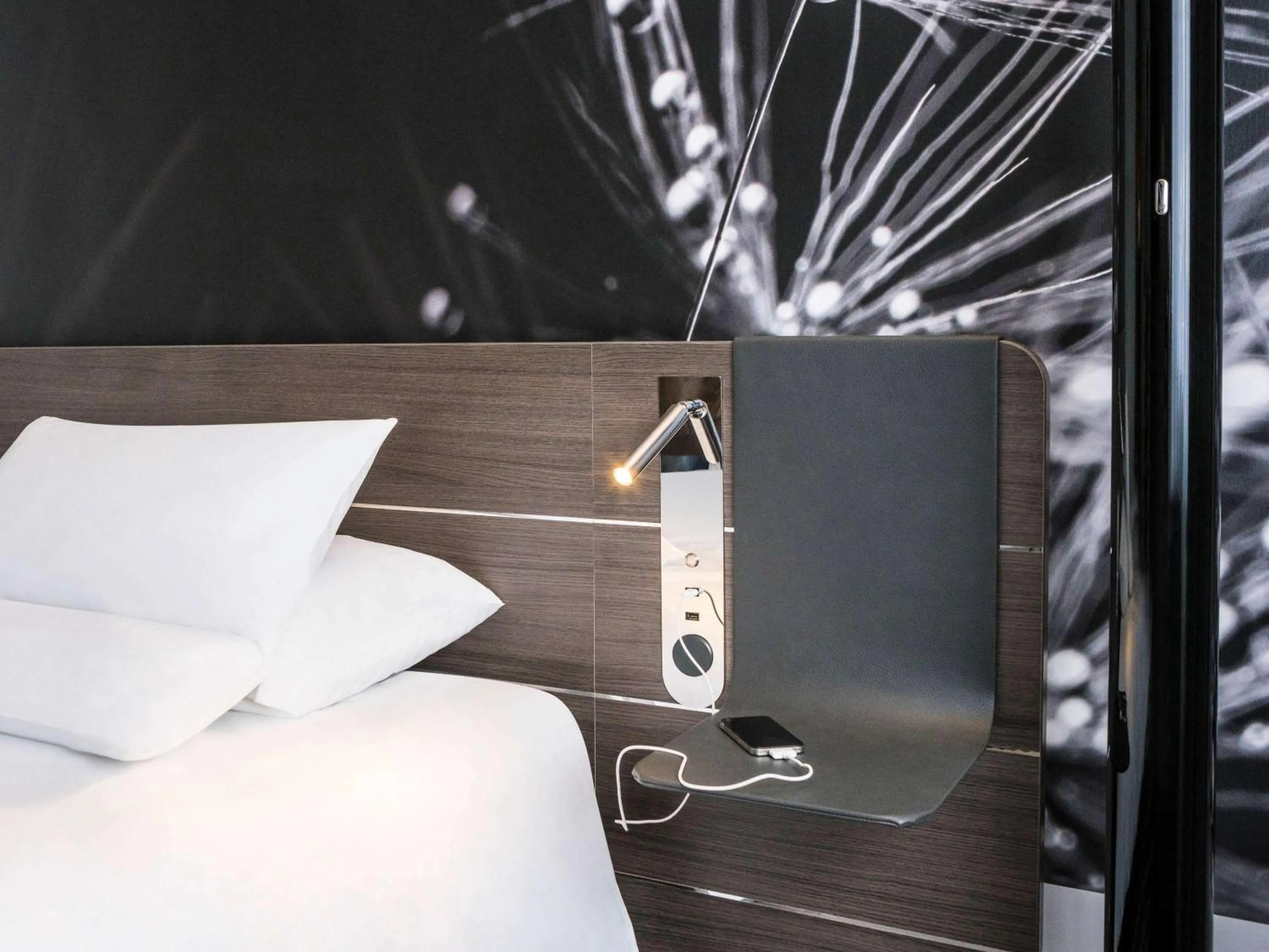 Photo of the whole room, Bed in Novotel Saclay