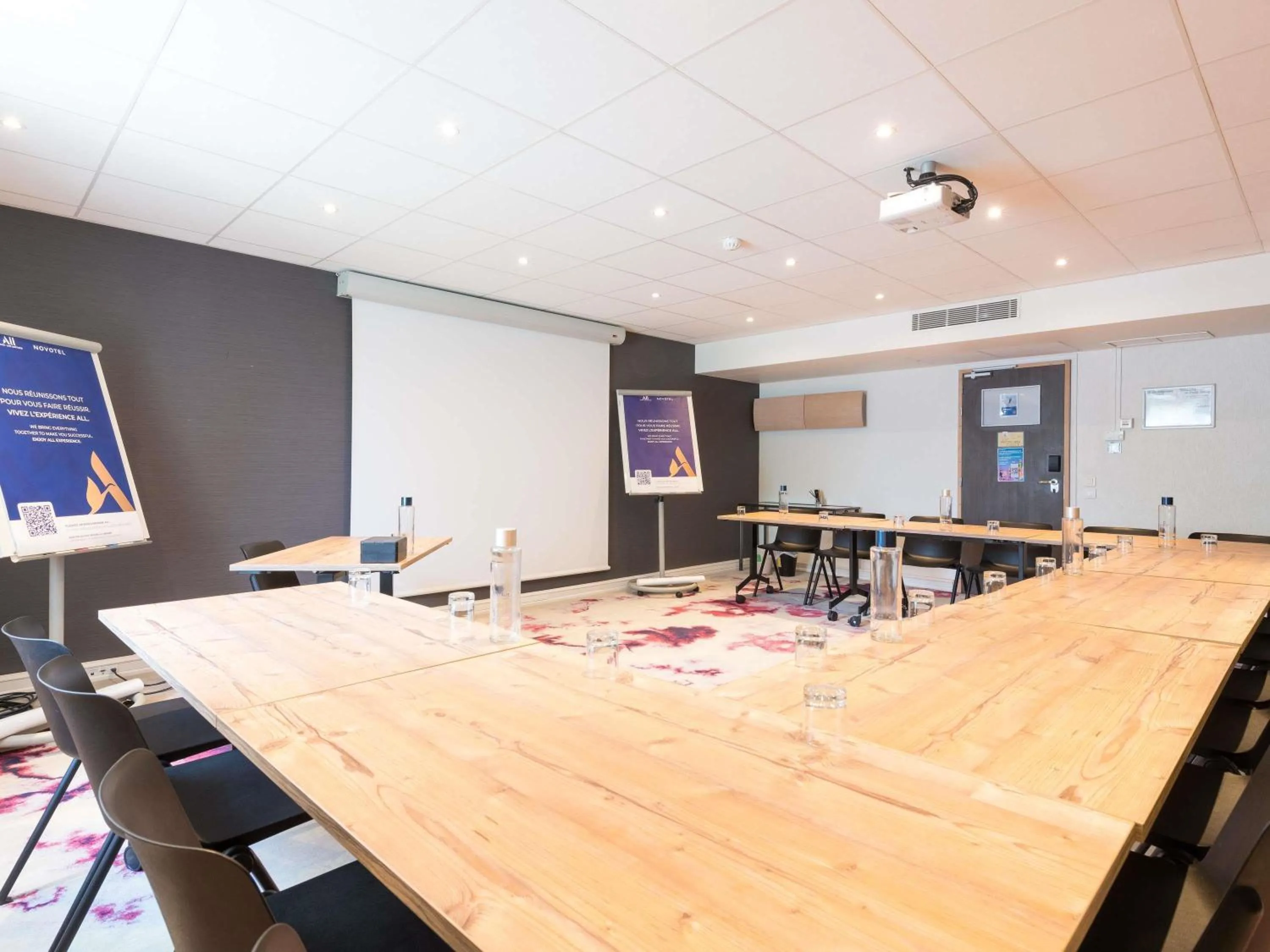 Meeting/conference room in Novotel Saclay