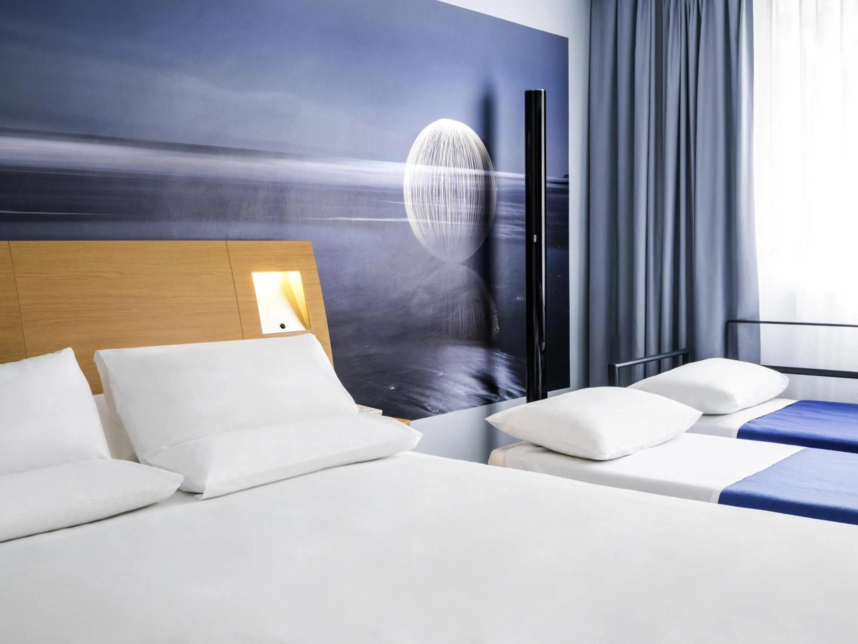 Bedroom, Bed in Novotel Saclay