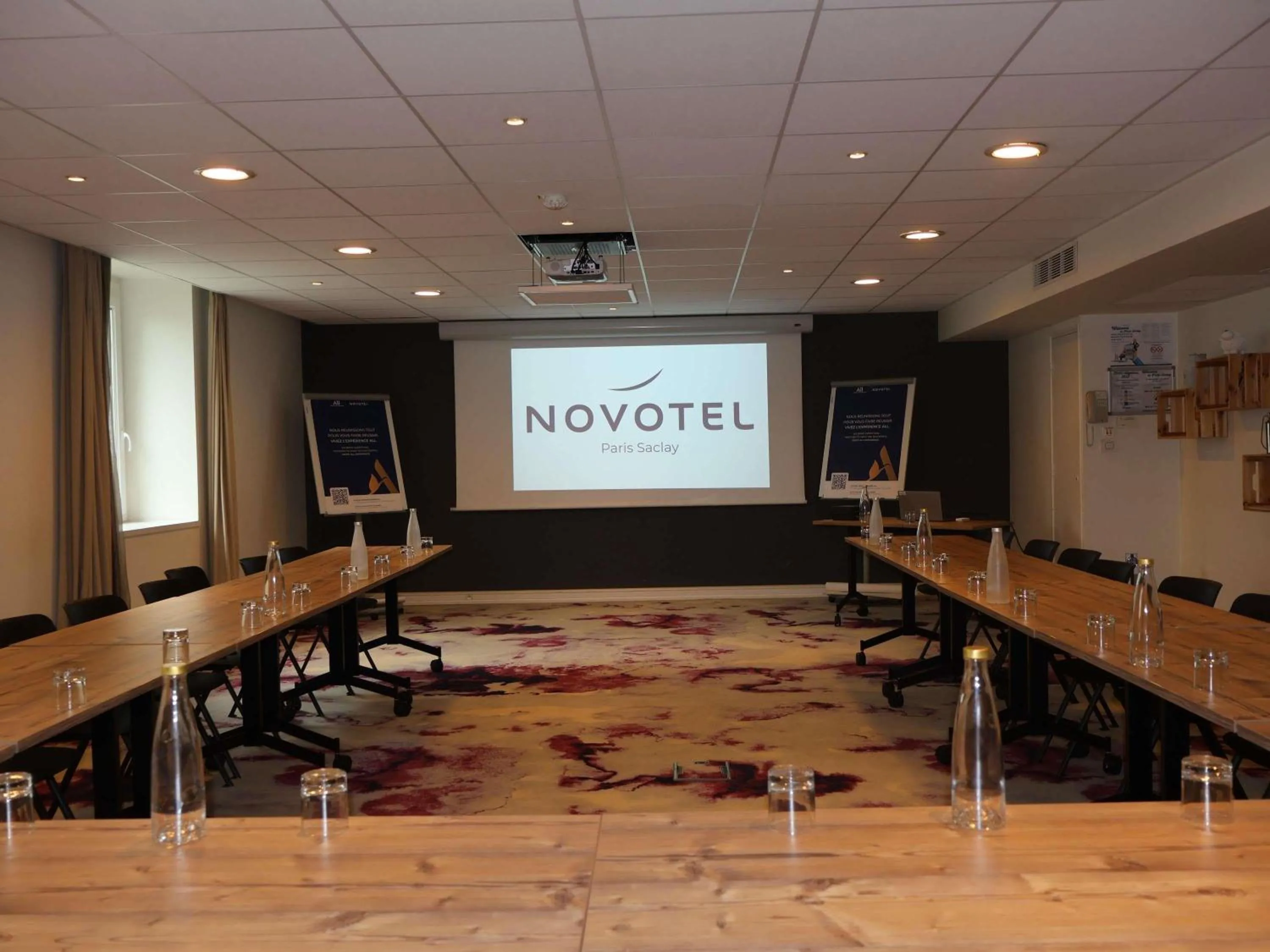 Meeting/conference room in Novotel Saclay