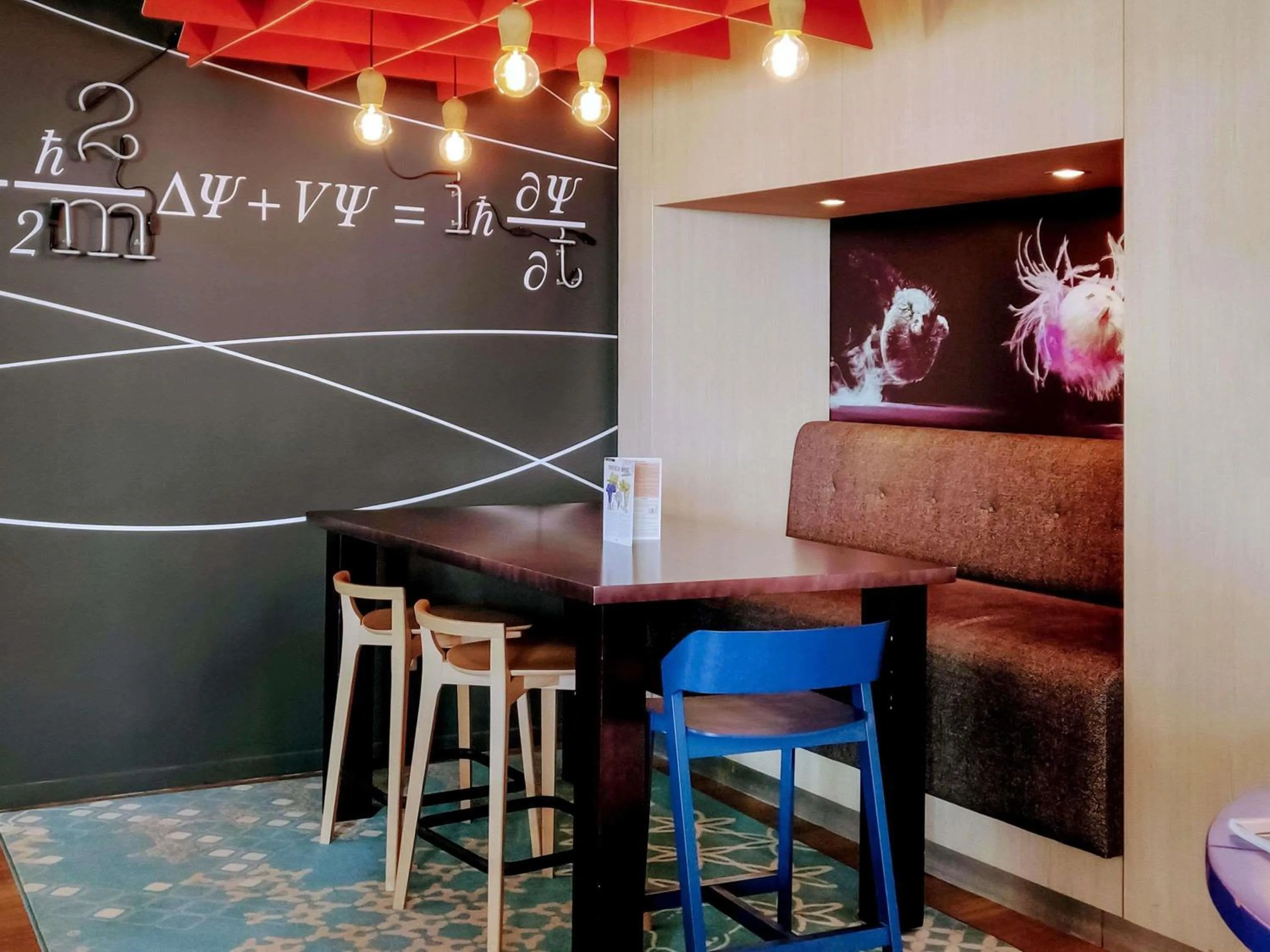 Restaurant/places to eat in Novotel Saclay