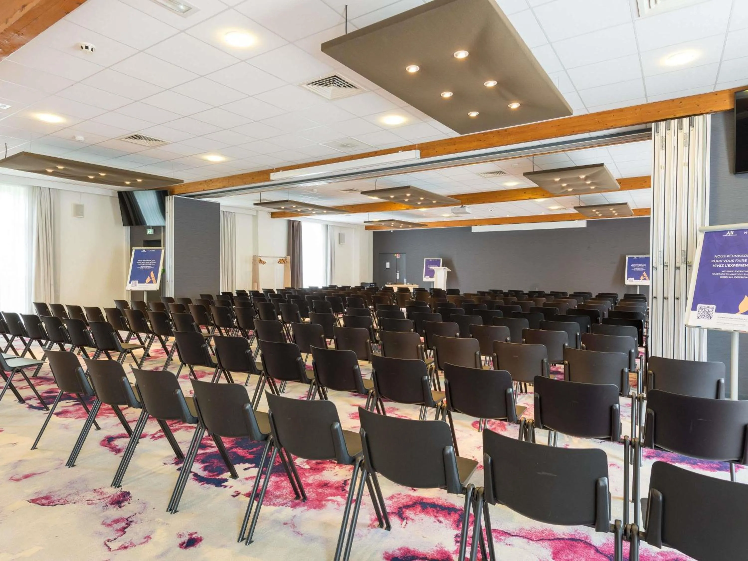 Meeting/conference room in Novotel Saclay
