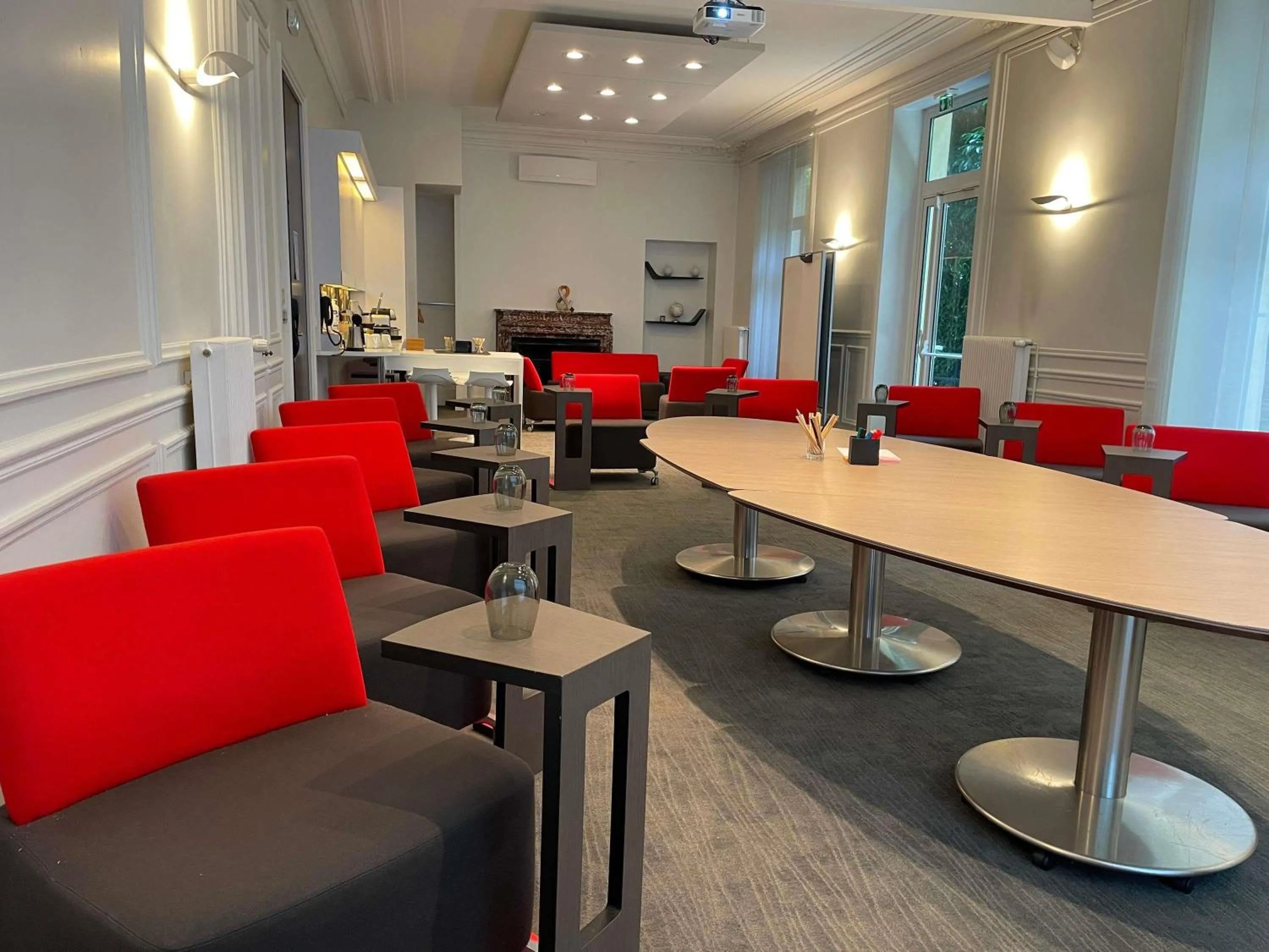 Meeting/conference room in Novotel Saclay