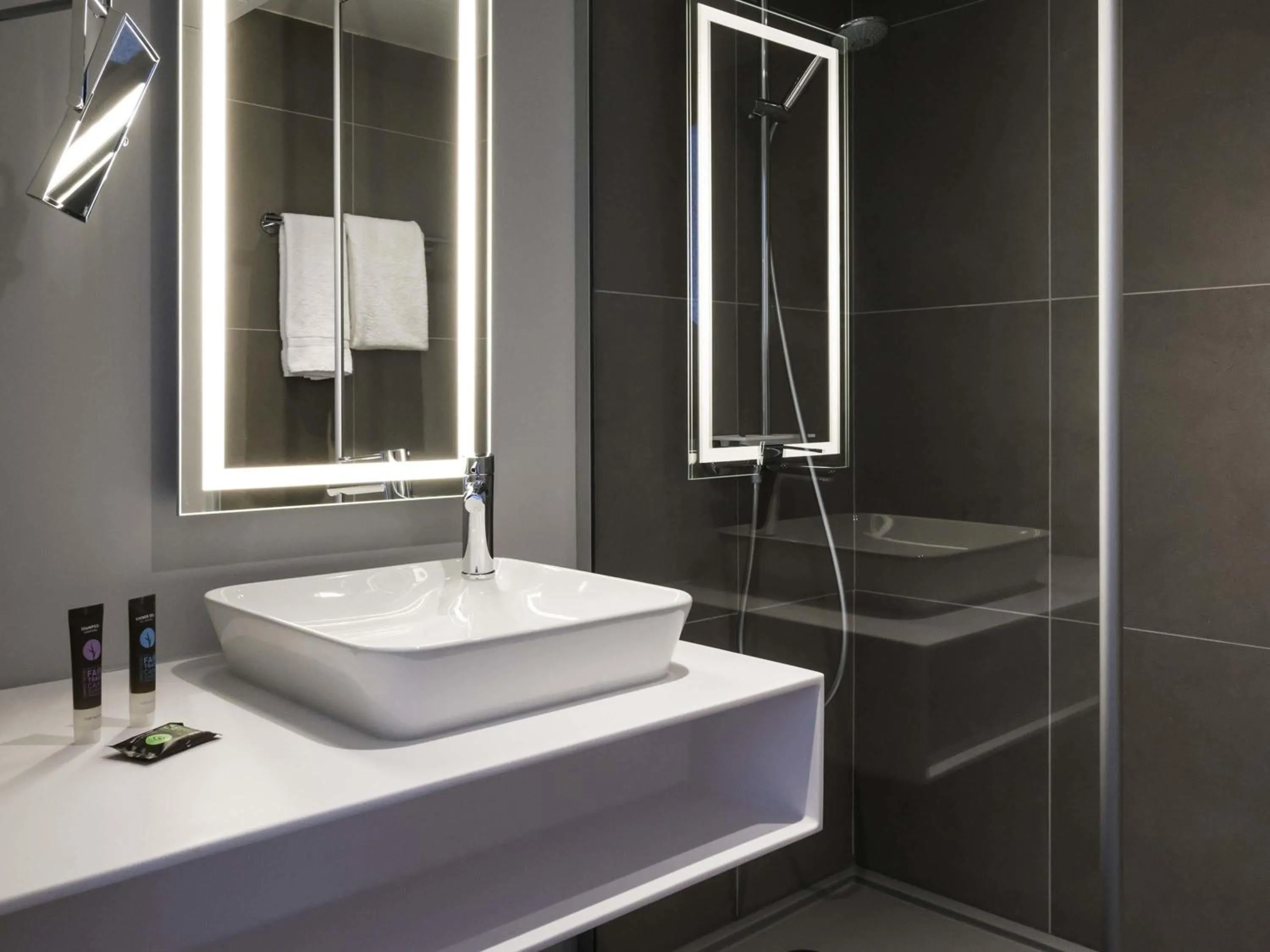 Bedroom in Novotel Saclay