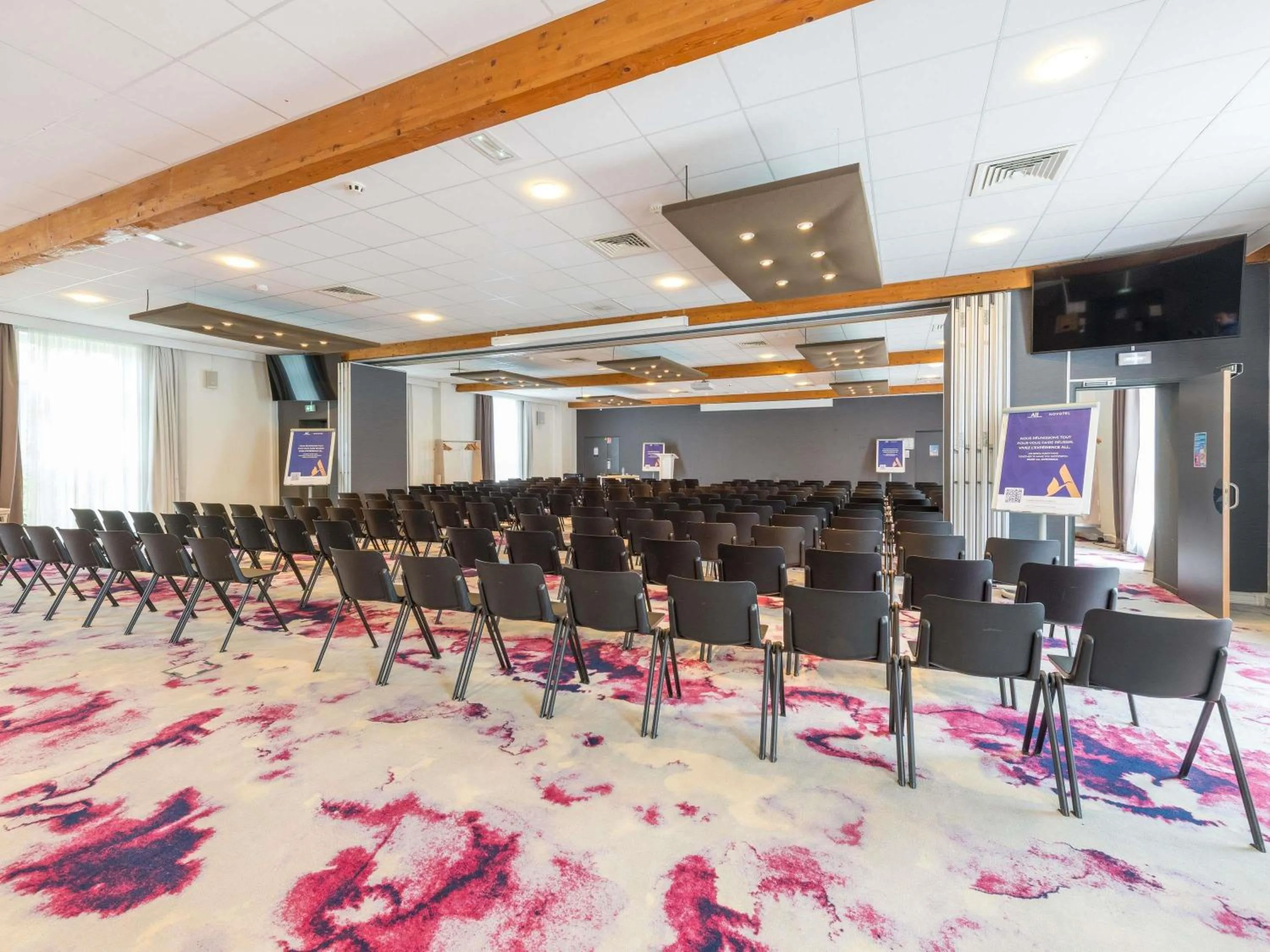 Meeting/conference room in Novotel Saclay