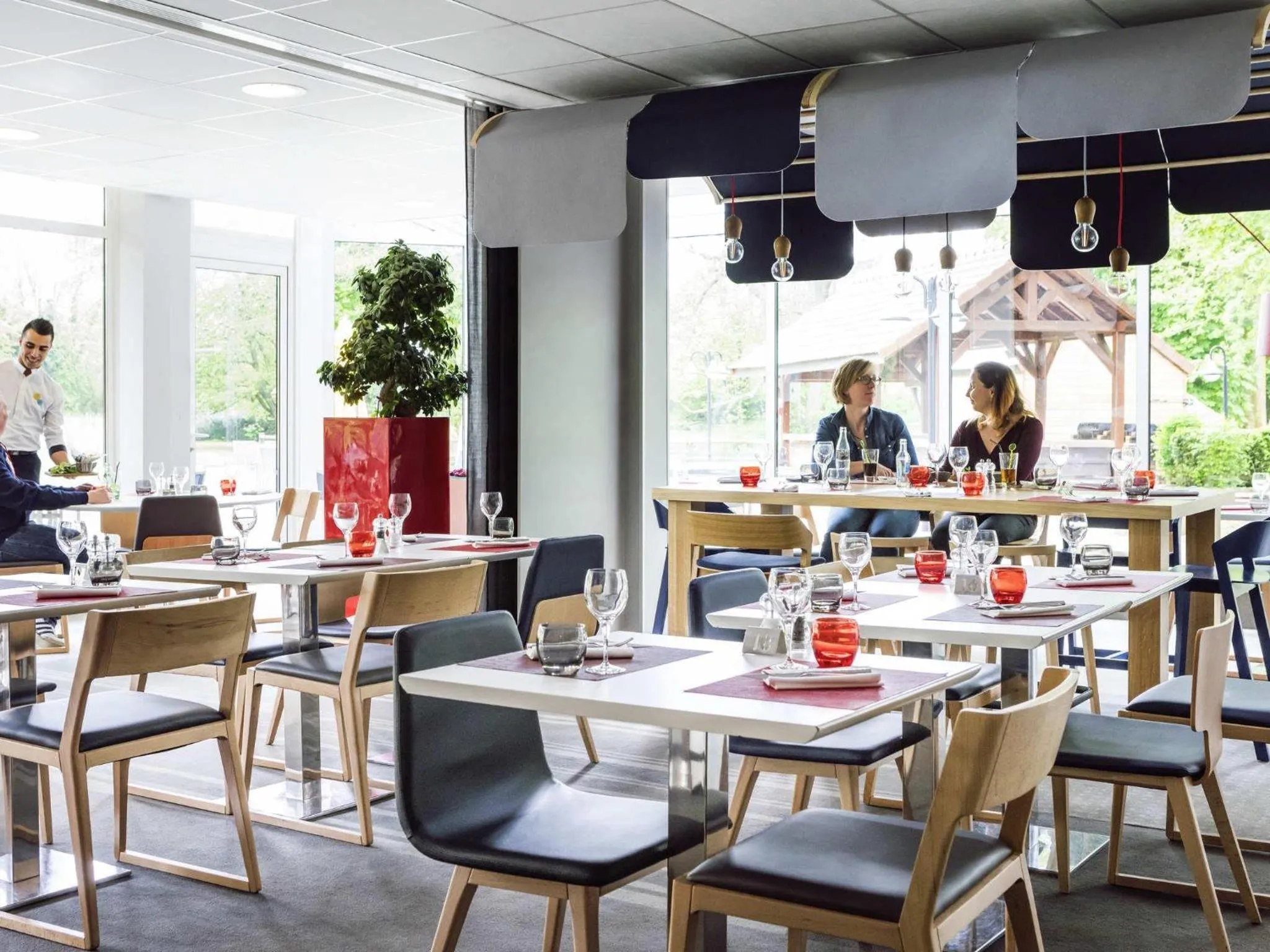 Restaurant/places to eat in Novotel Saclay