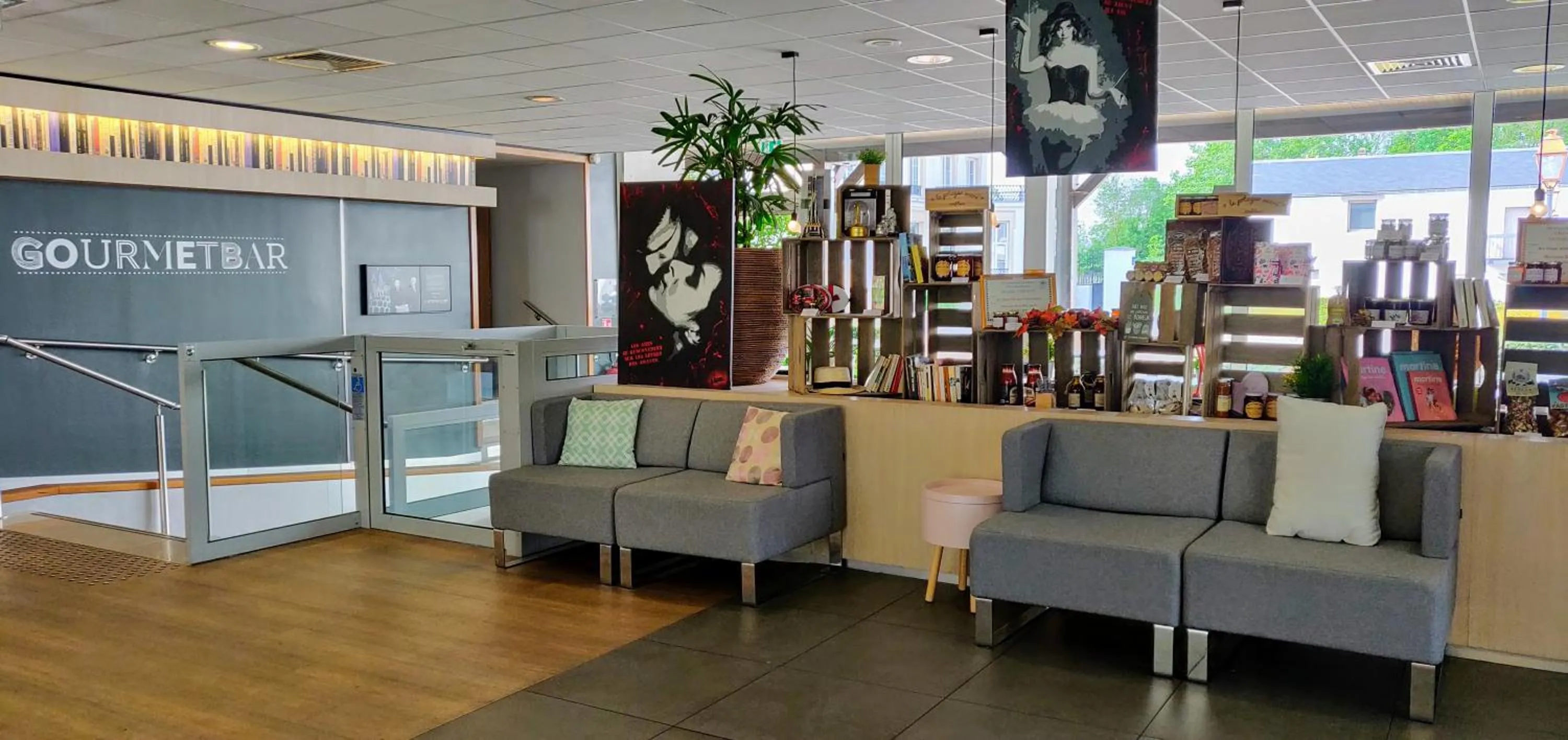 Lobby or reception in Novotel Saclay