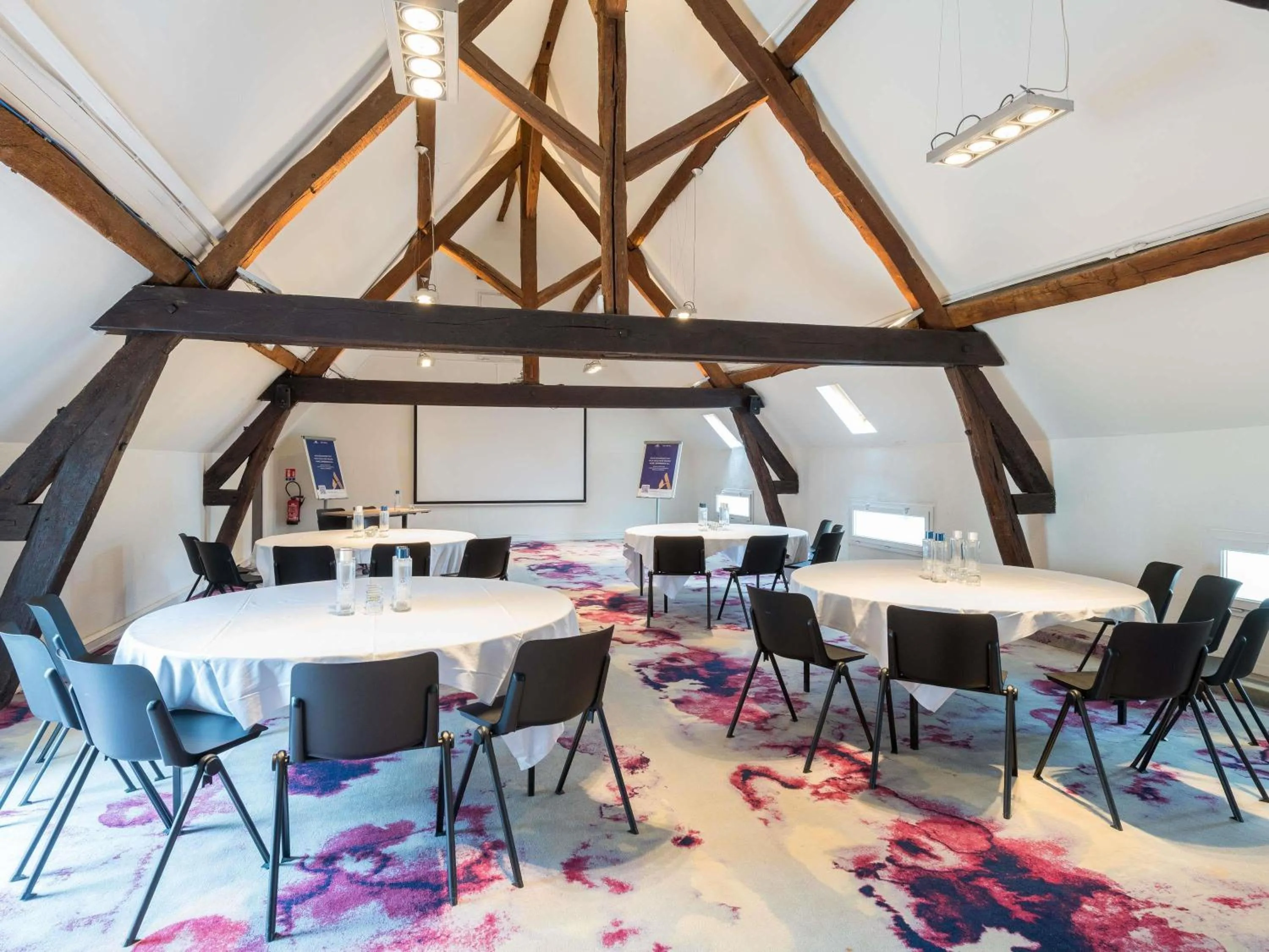 Meeting/conference room in Novotel Saclay