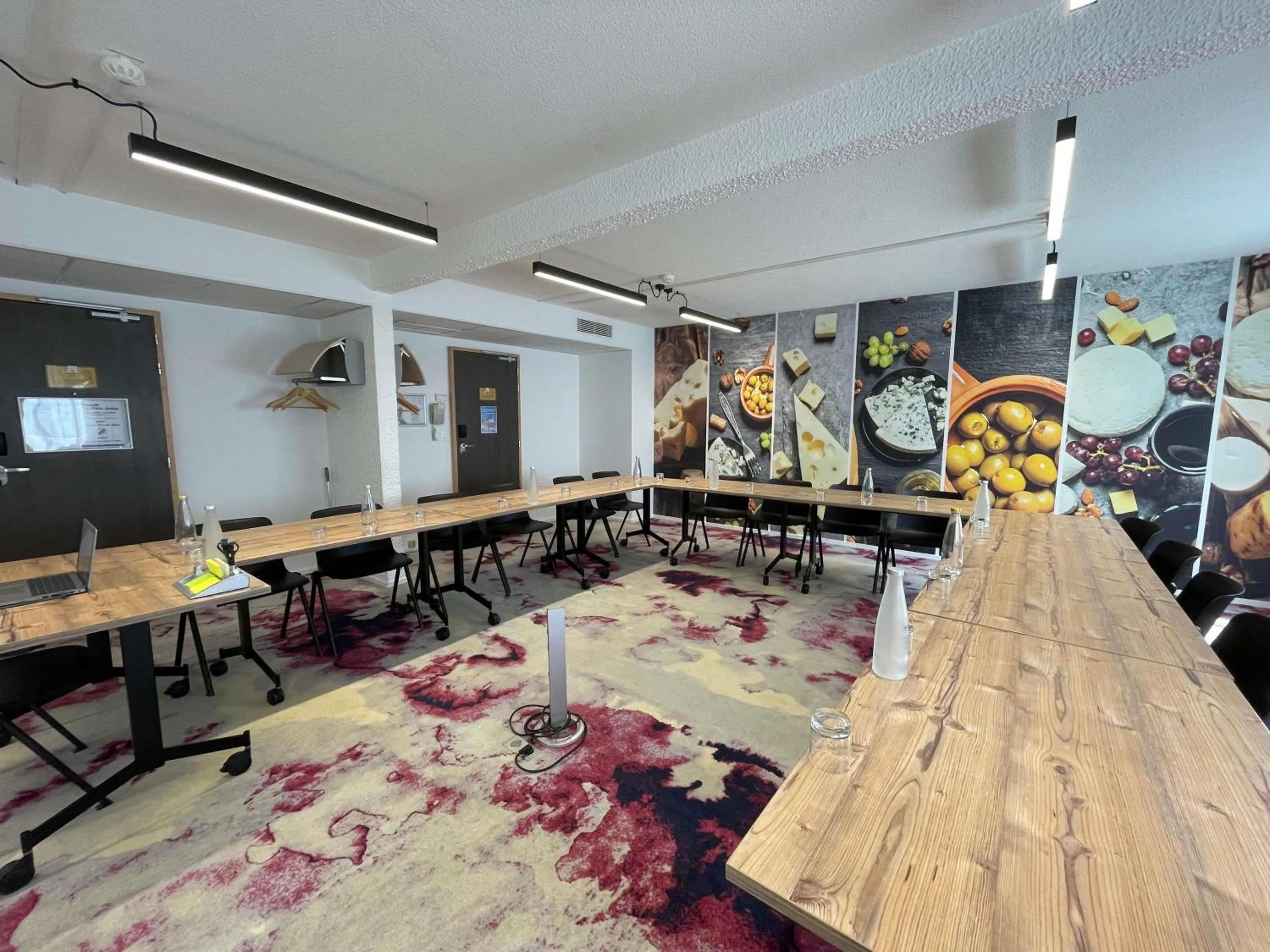 Meeting/conference room in Novotel Saclay