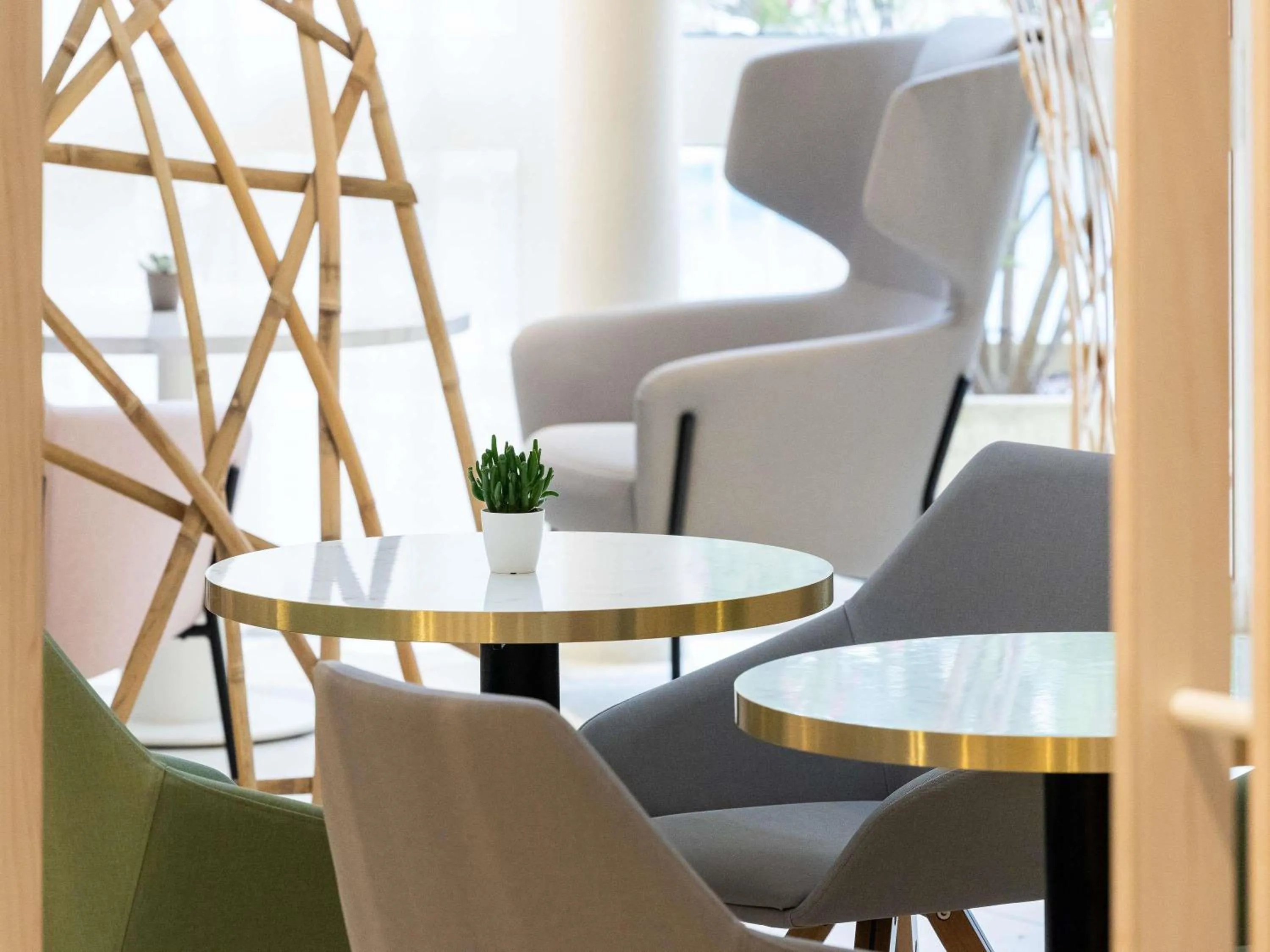 Lounge or bar in Novotel Suites Montpellier Antigone