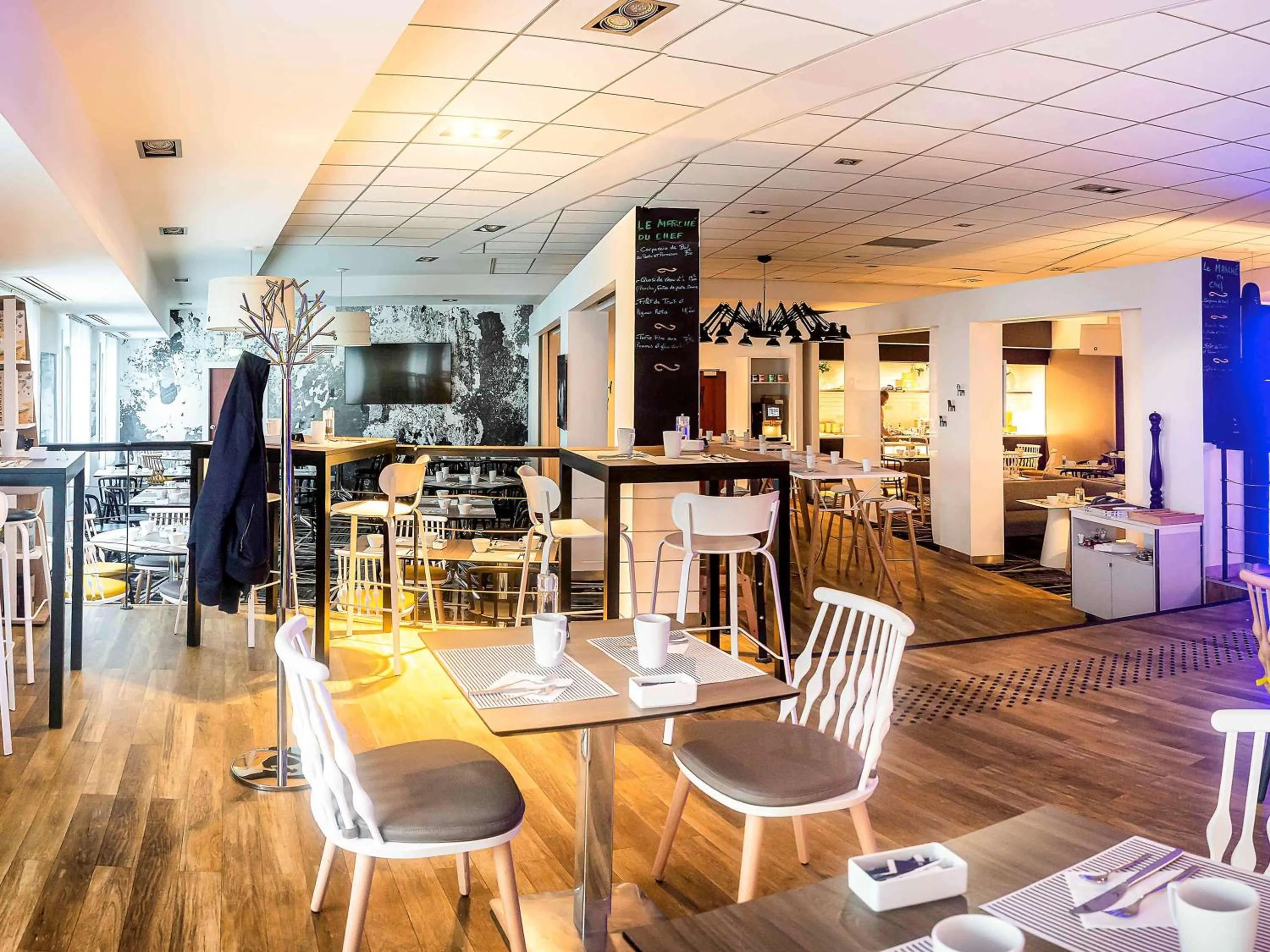 Restaurant/places to eat in Novotel Paris Rueil Malmaison