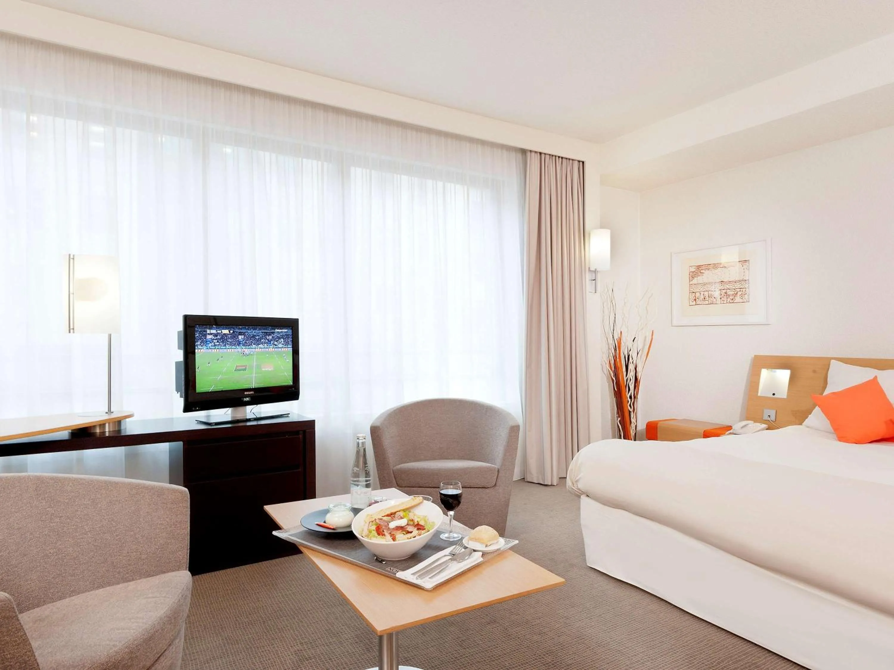 Photo of the whole room, Bed in Novotel Paris Rueil Malmaison