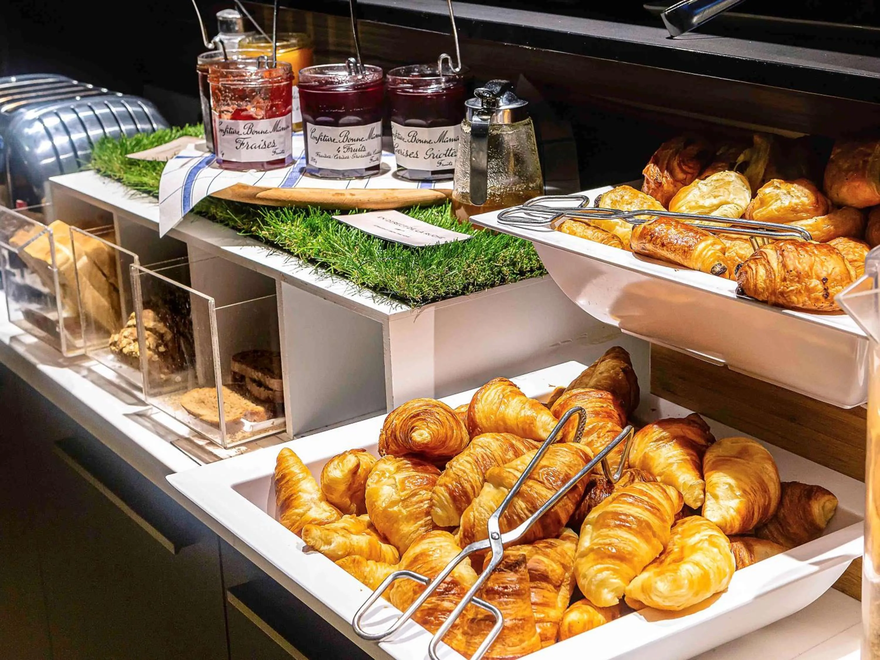 Restaurant/places to eat in Novotel Paris Rueil Malmaison