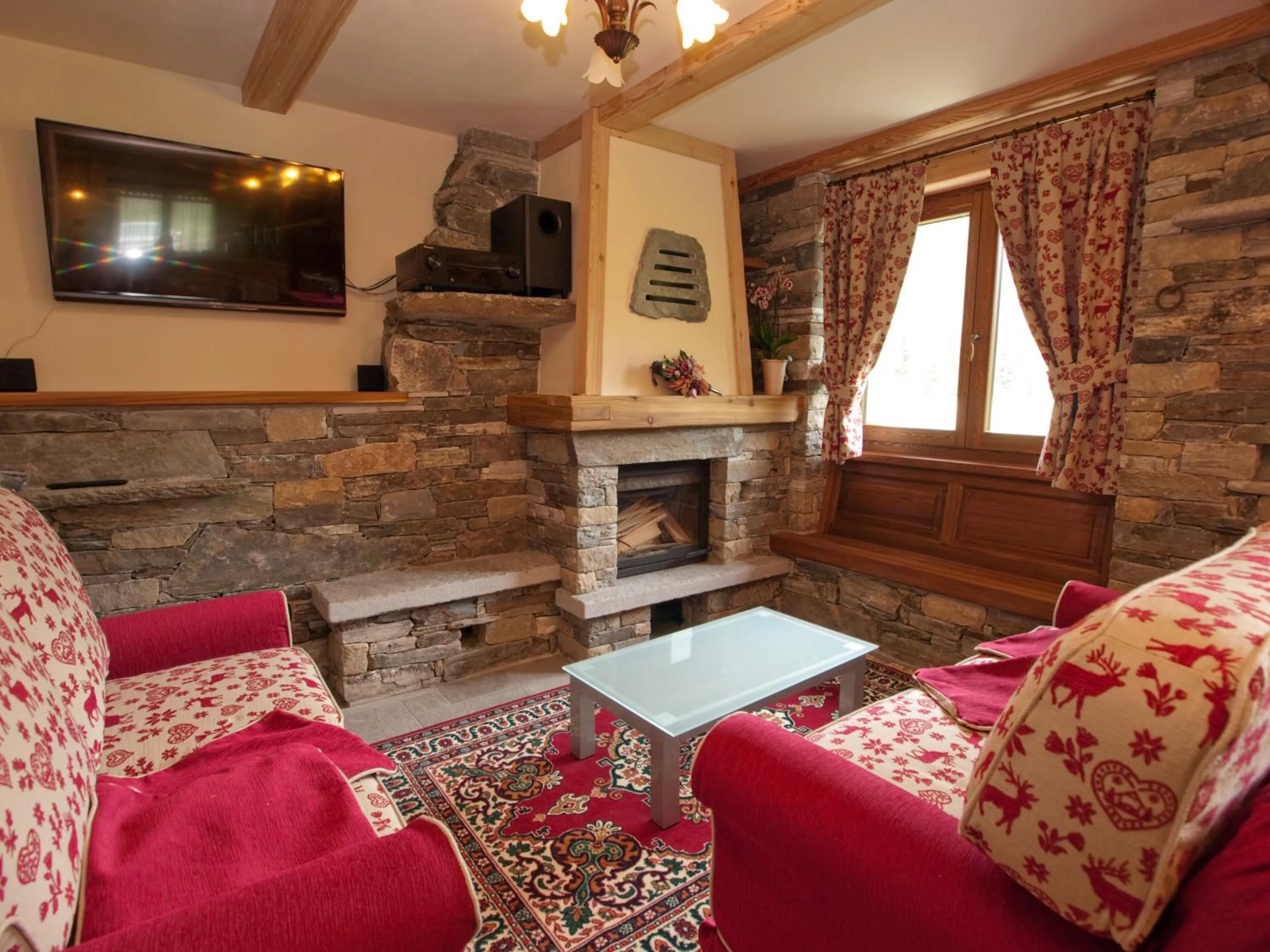 Communal lounge/ TV room in Villa Americana Chambres d'Hotes