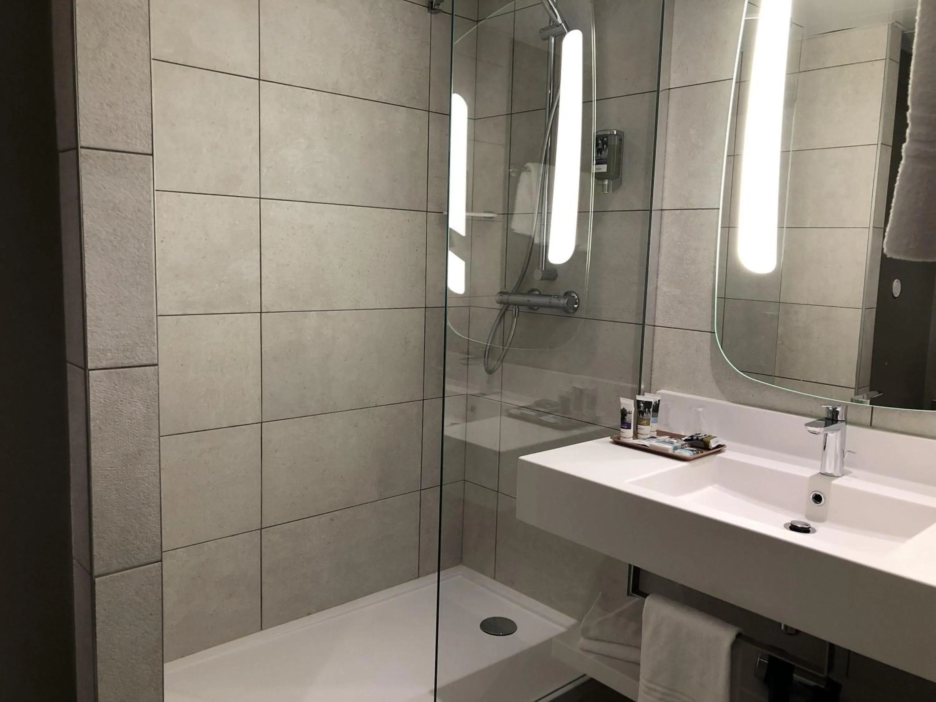 Bedroom in Mercure Reims Parc Des Expositions