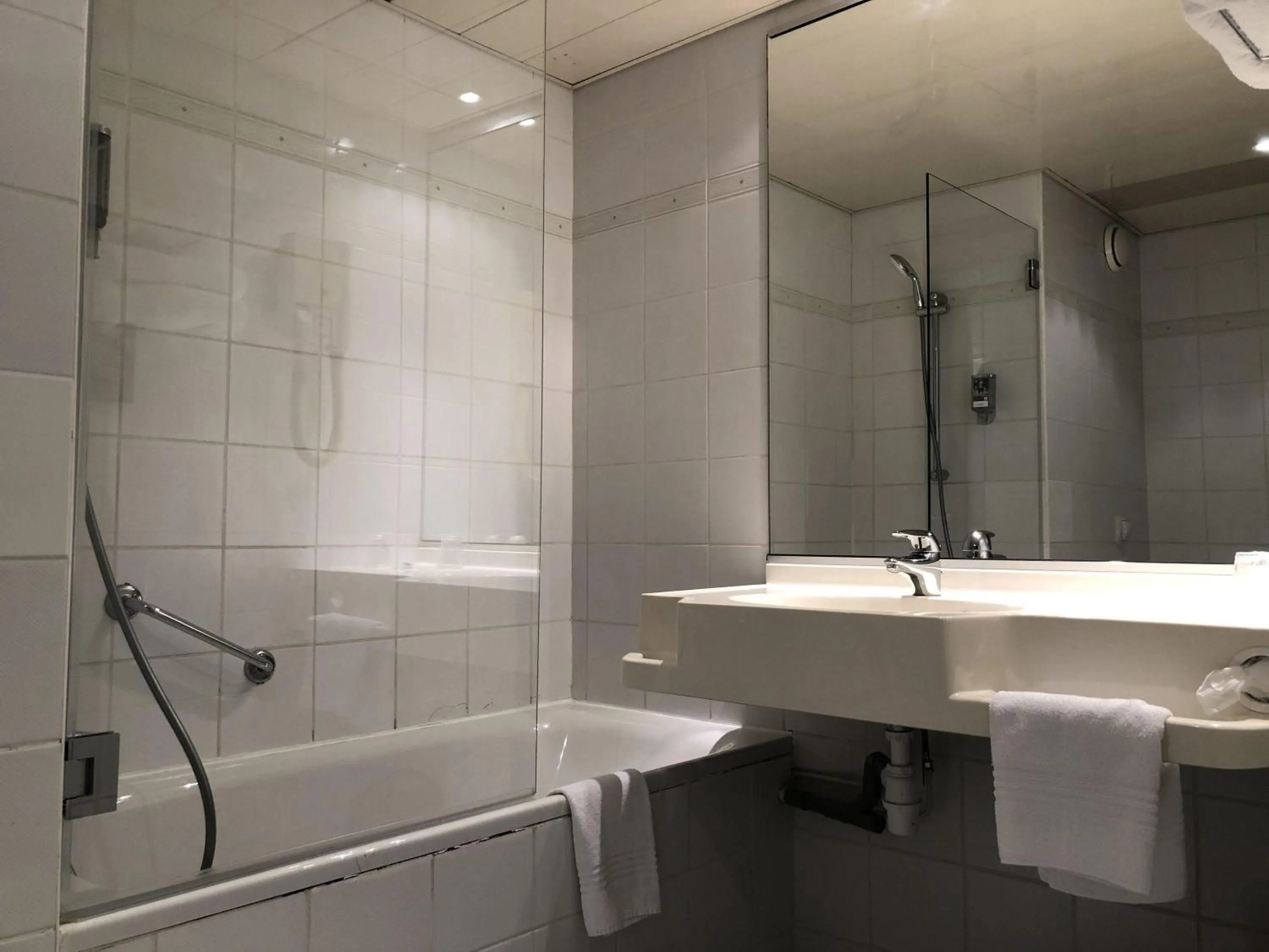 Bedroom in Mercure Reims Parc Des Expositions