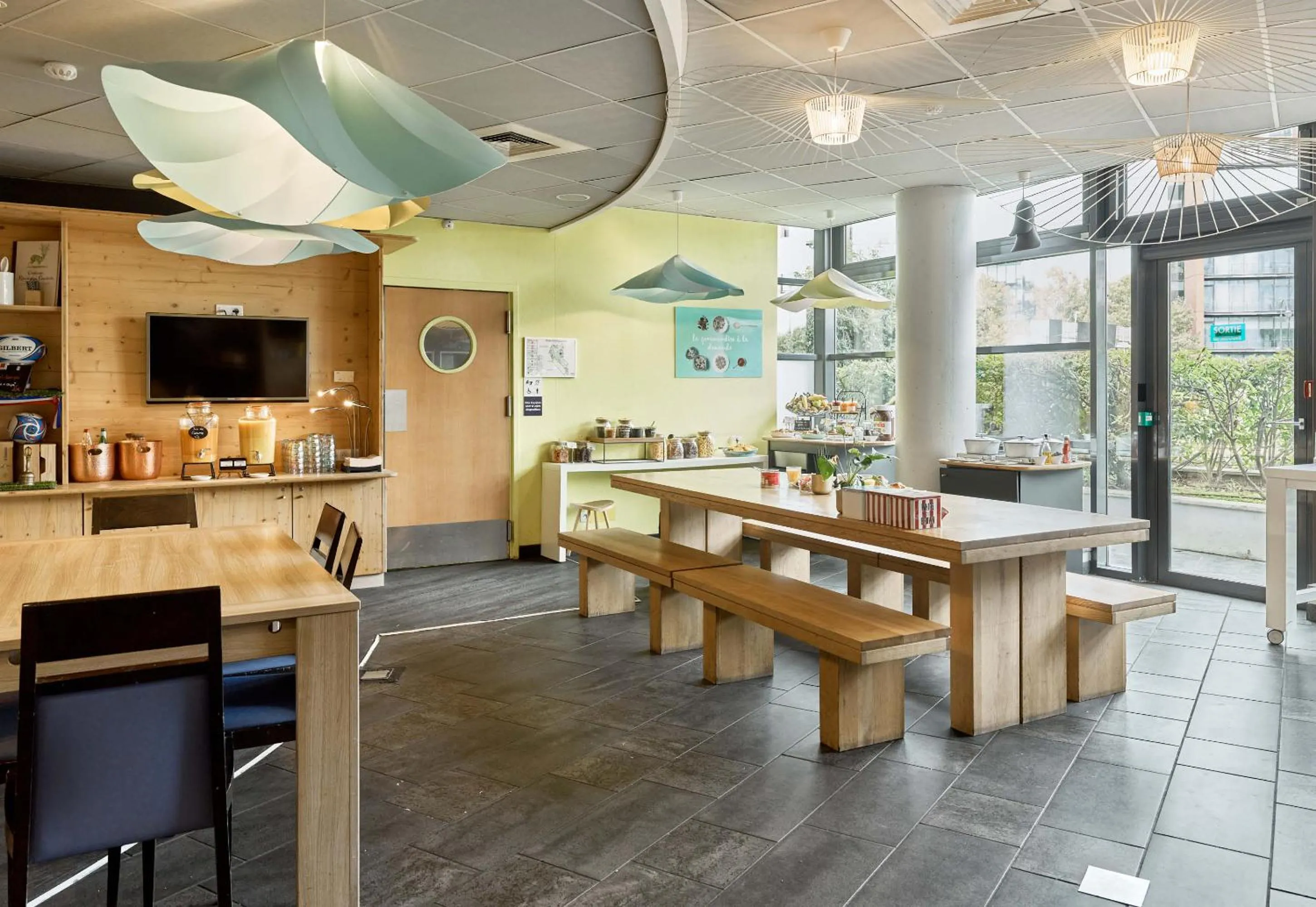 Dining area in B&B HOTEL Rueil-Malmaison Gare