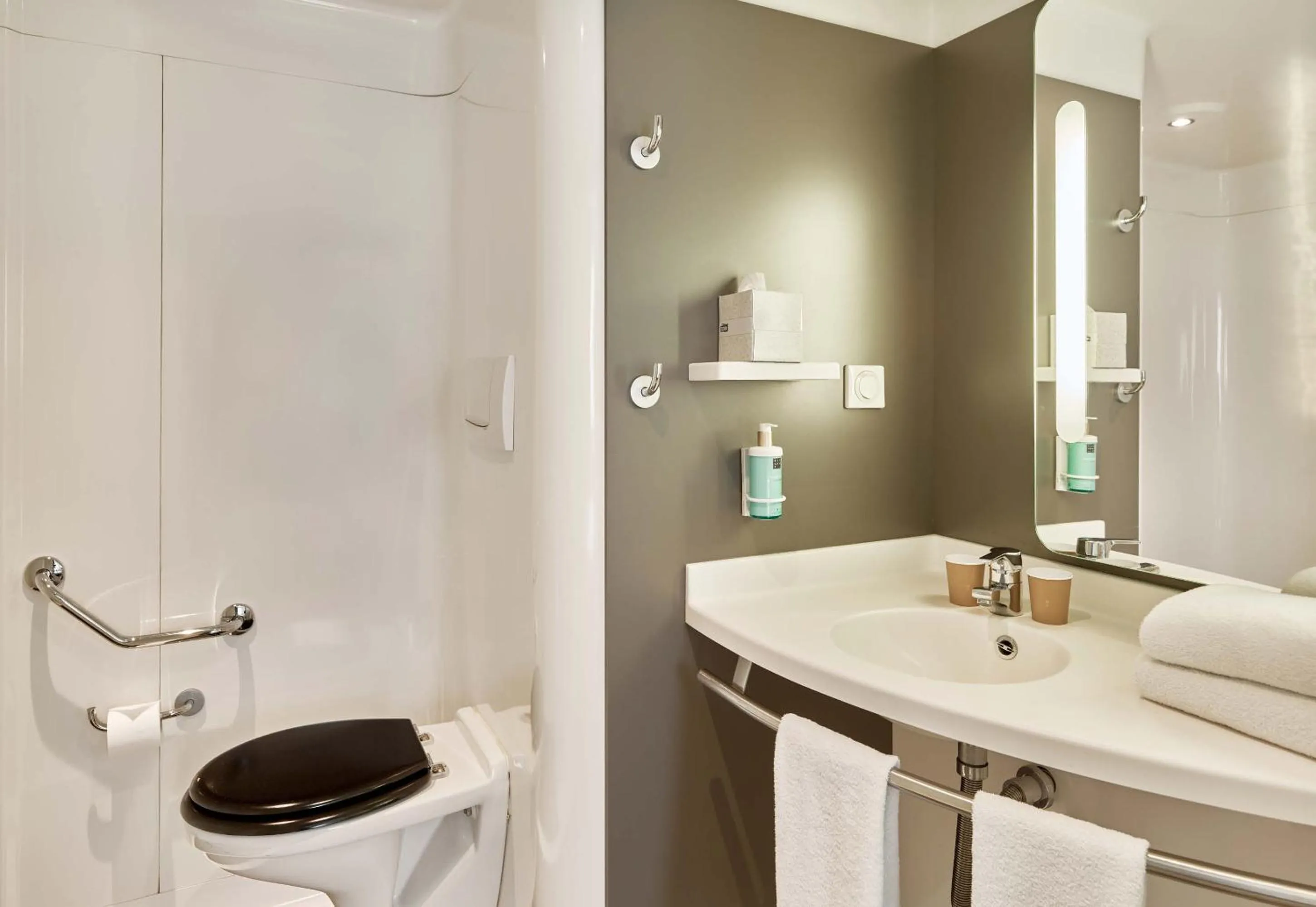 Bathroom in B&B HOTEL Rueil-Malmaison Gare