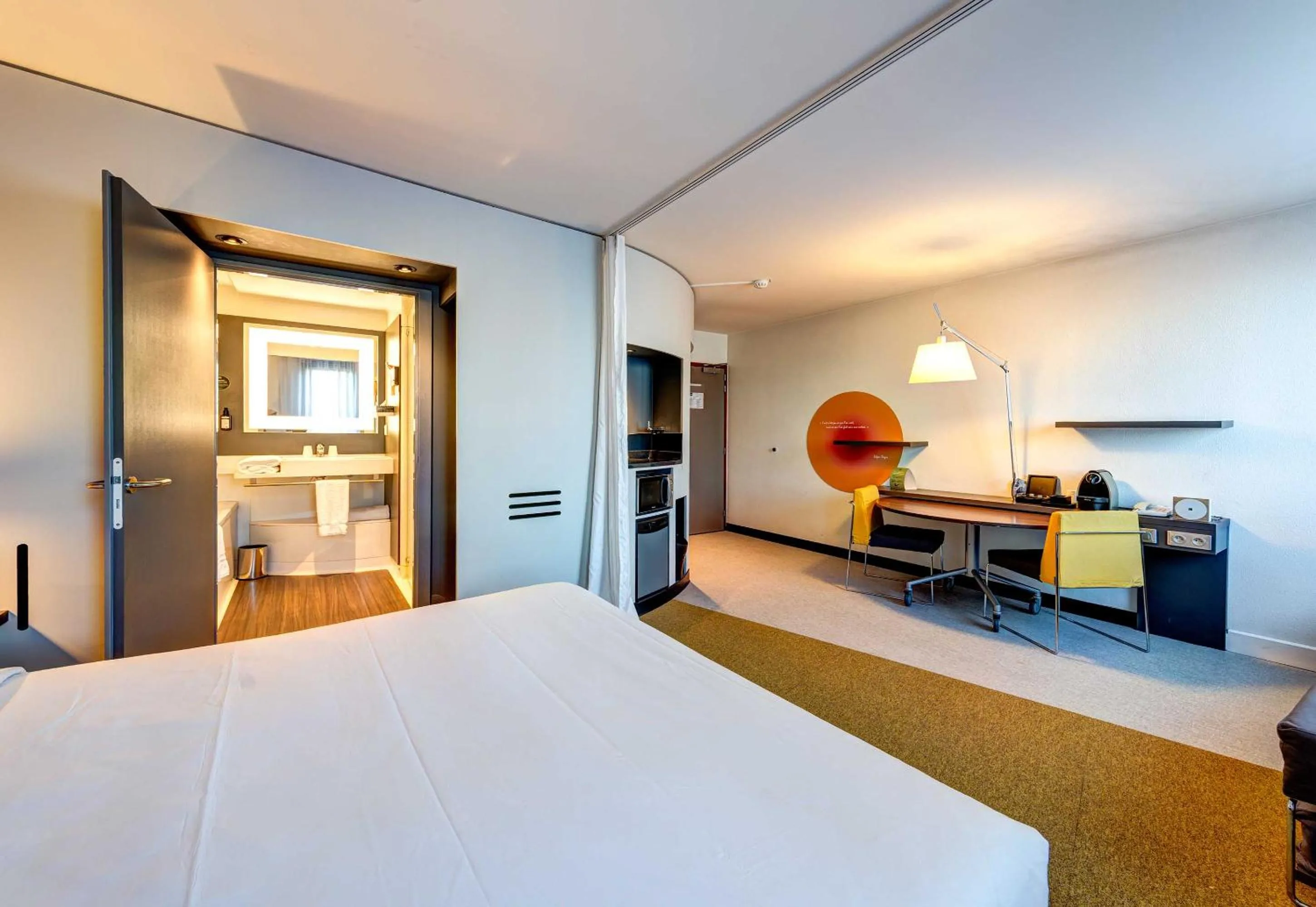 Photo of the whole room, Bed in B&B HOME Rueil-Malmaison Gare