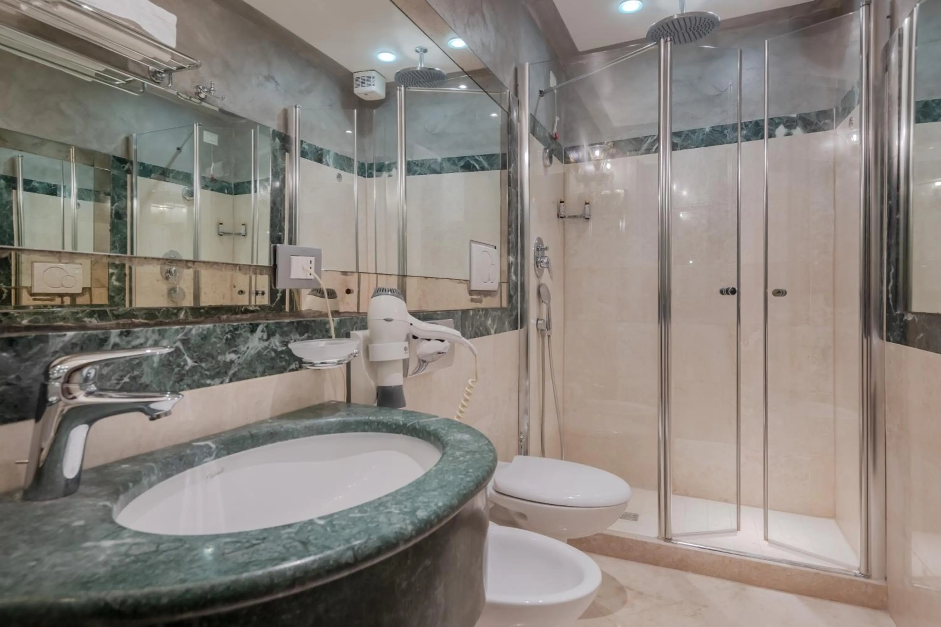 Shower in Ca Dell'Arte