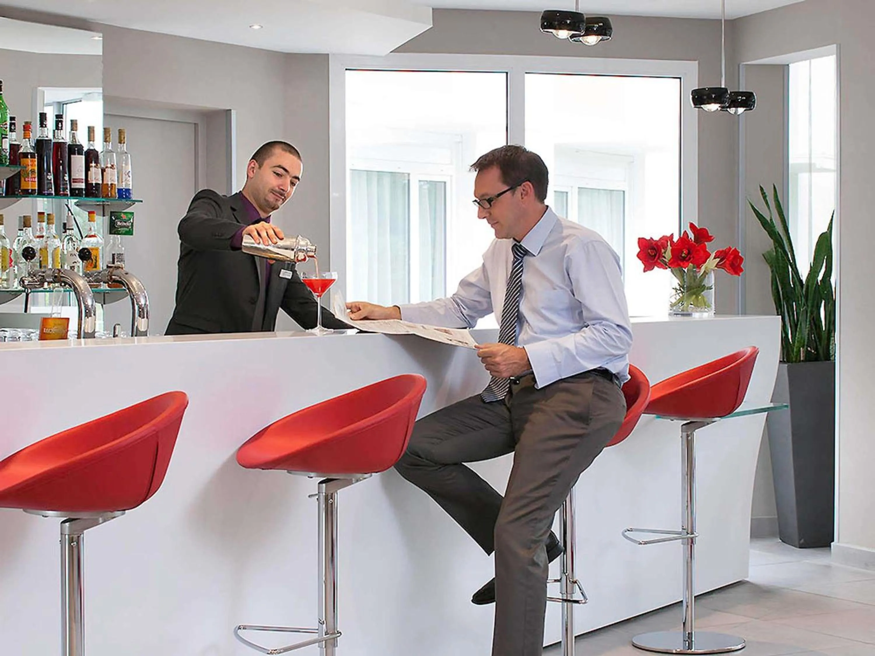 Lounge or bar in Novotel Pau Pyrénées