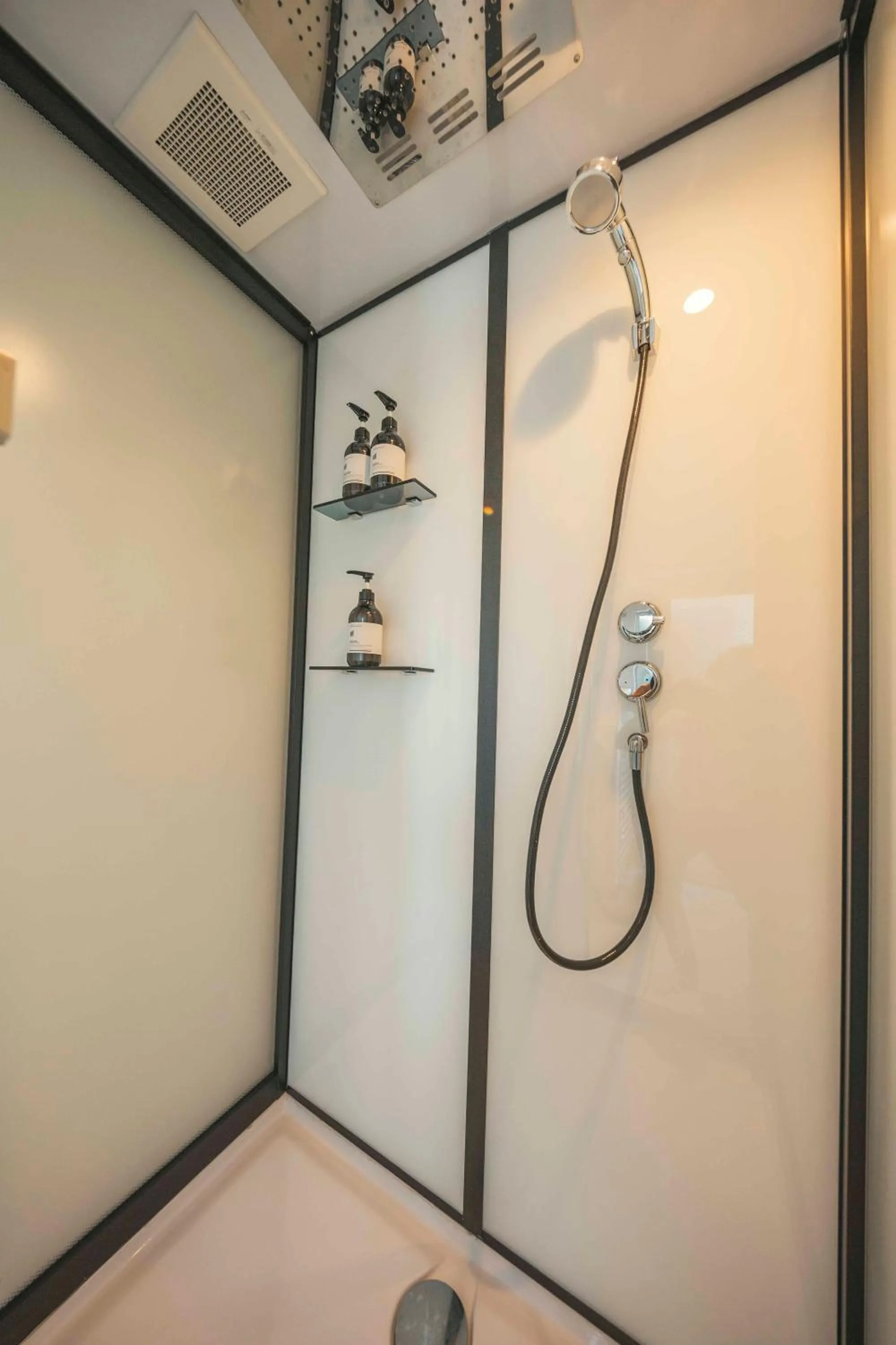 Shower in illi Sun Shimokitazawa