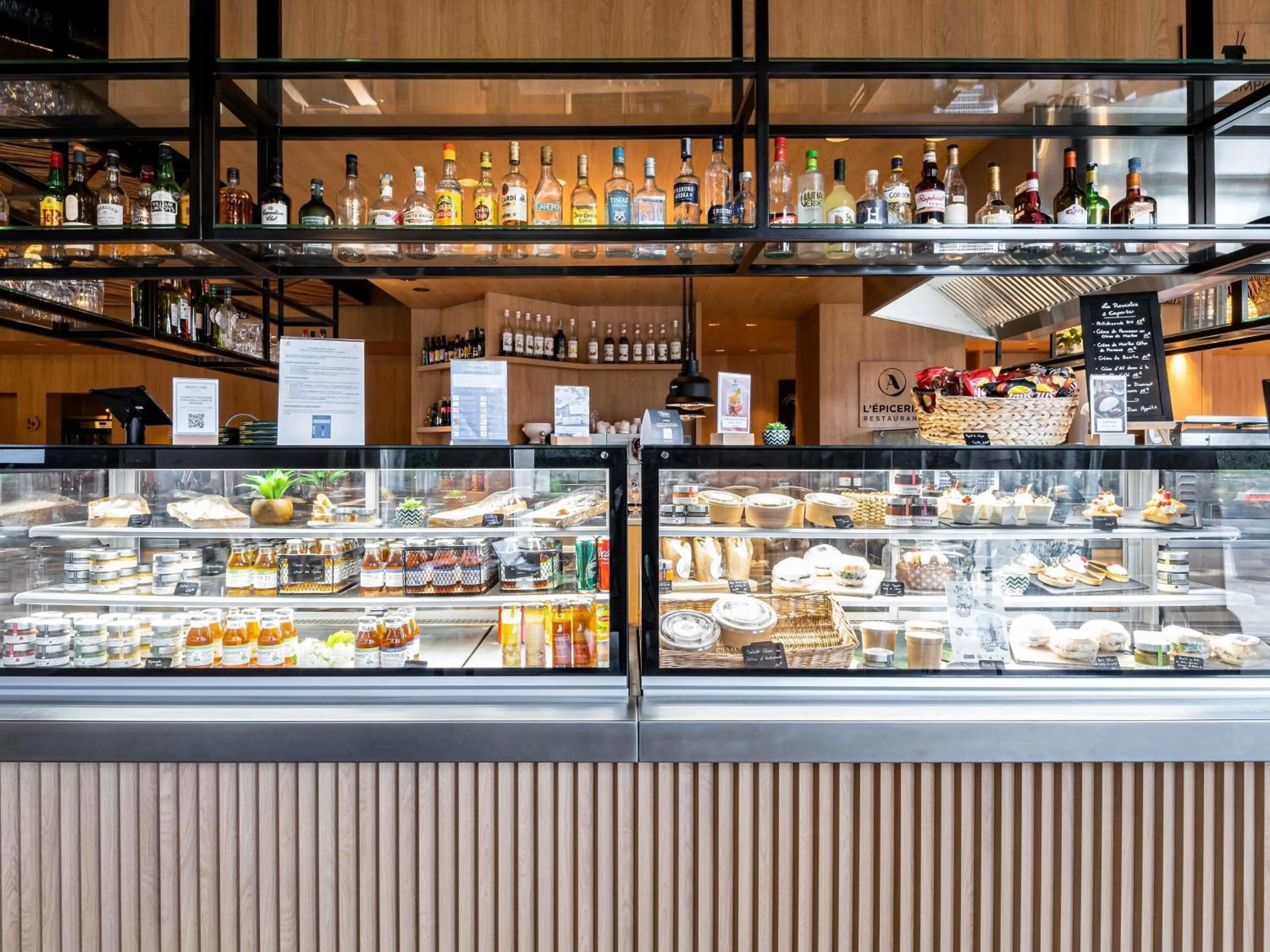 Lounge or bar in Mercure Compiègne Sud