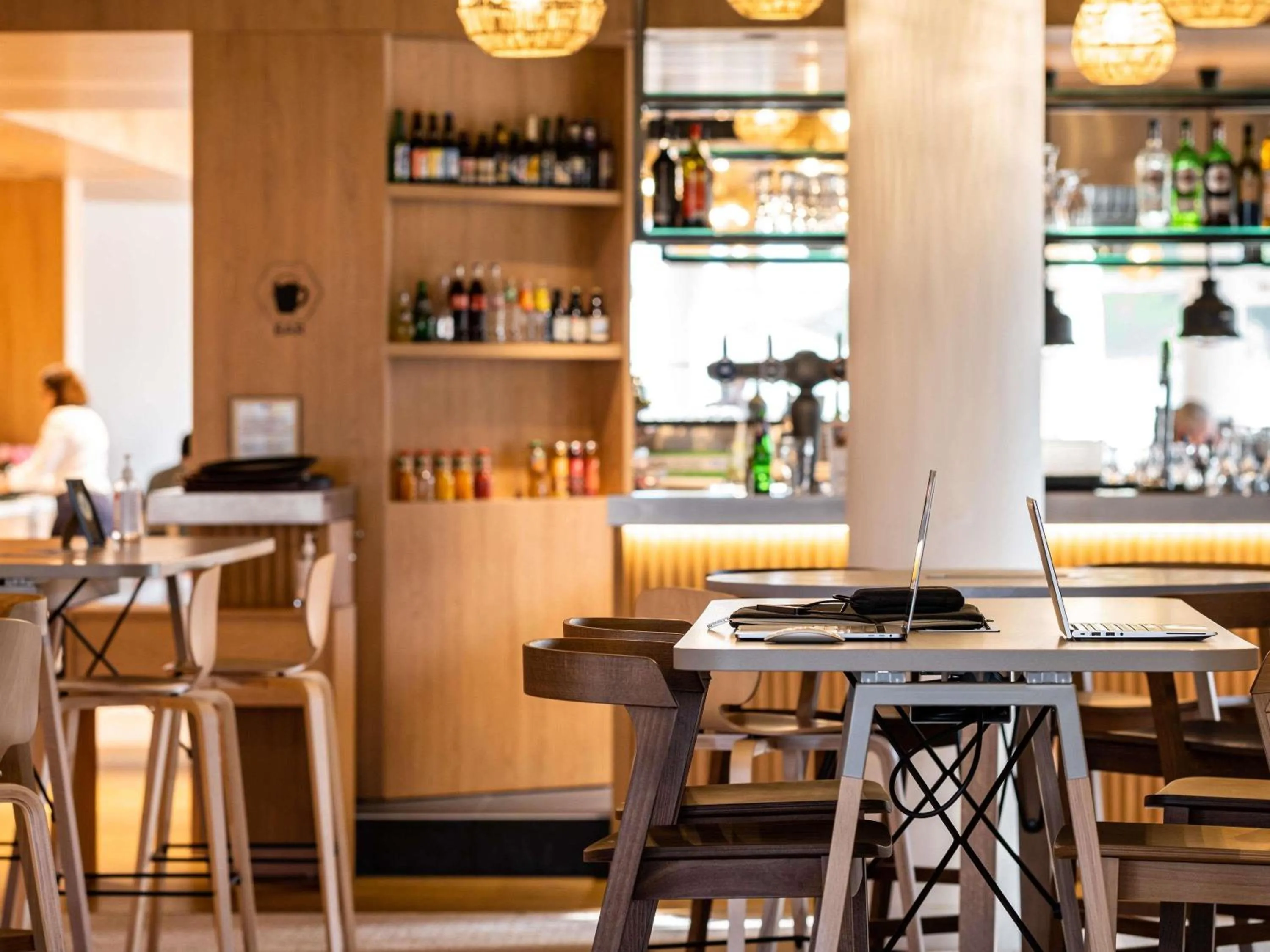 Lounge or bar in Mercure Compiègne Sud