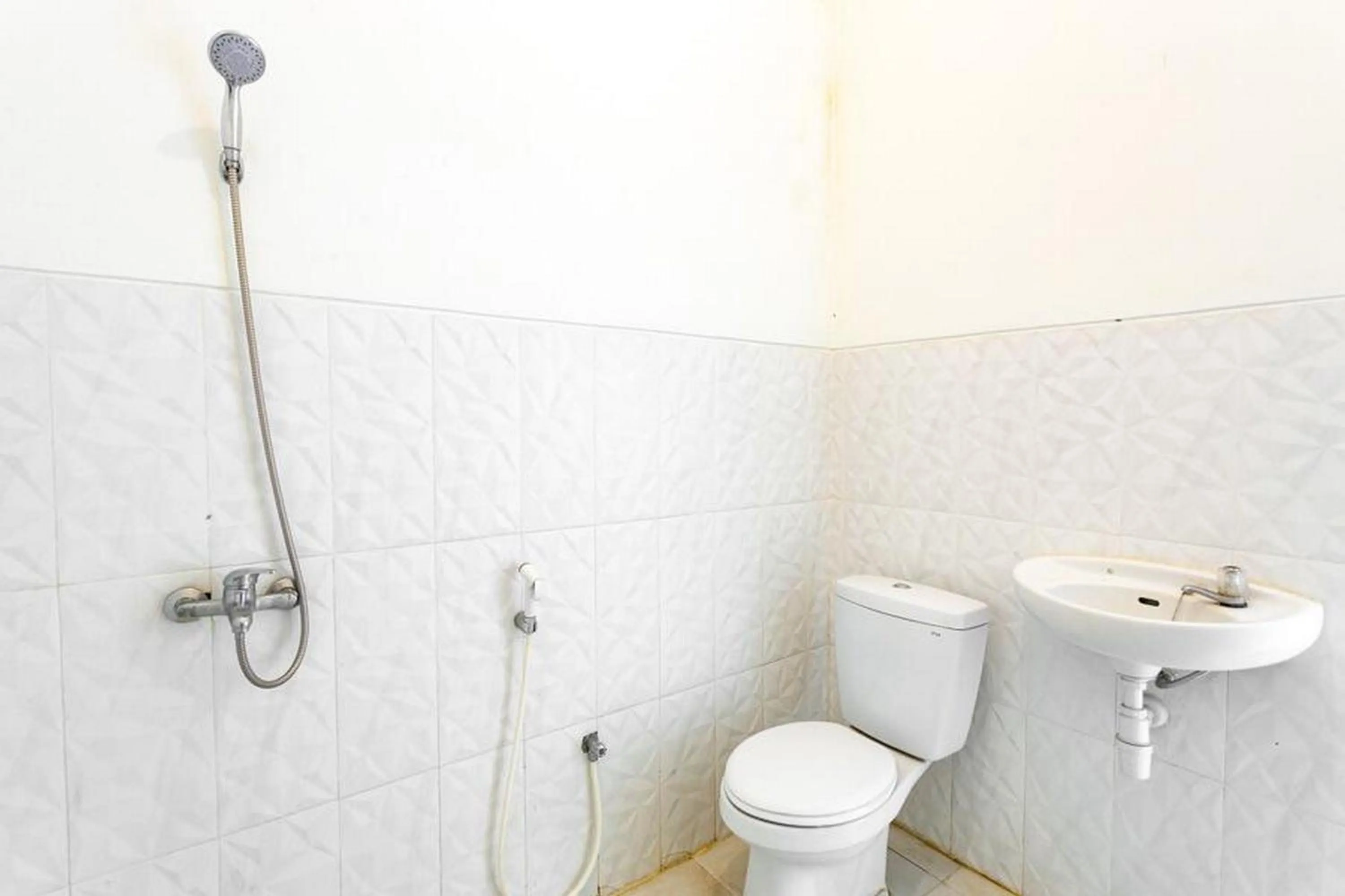 Shower in RedDoorz near Grojogan Sewu Tawangmangu