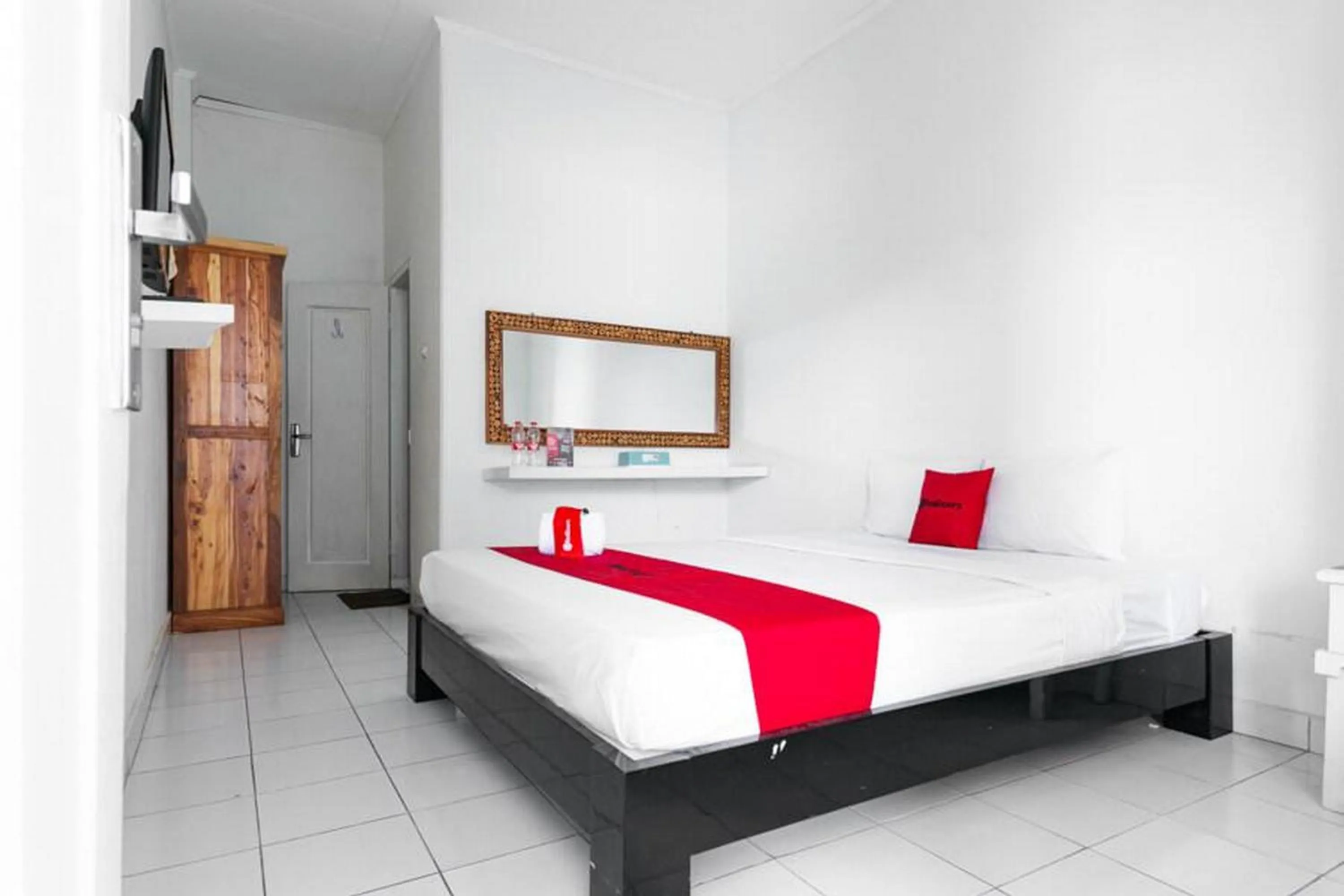 Bed in RedDoorz near Grojogan Sewu Tawangmangu