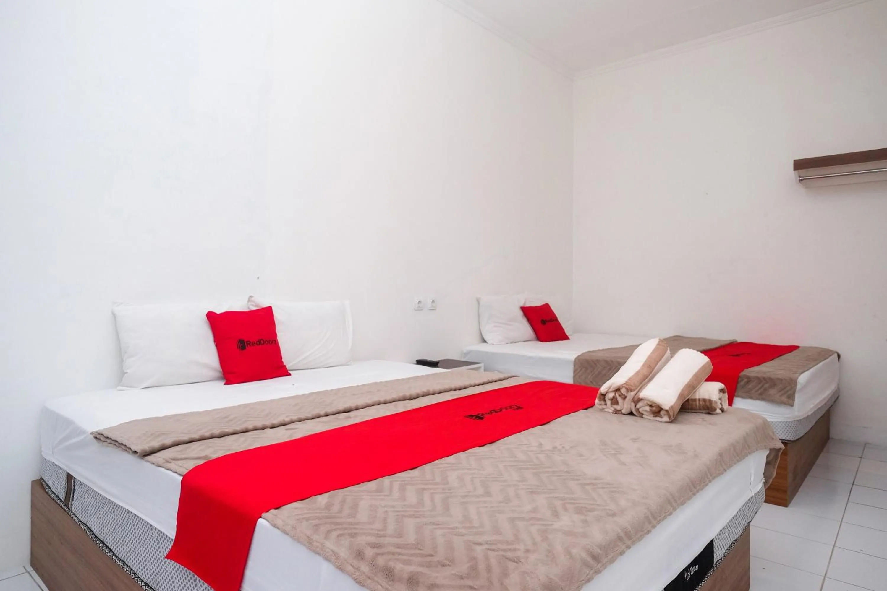 Bed in RedDoorz near Grojogan Sewu Tawangmangu