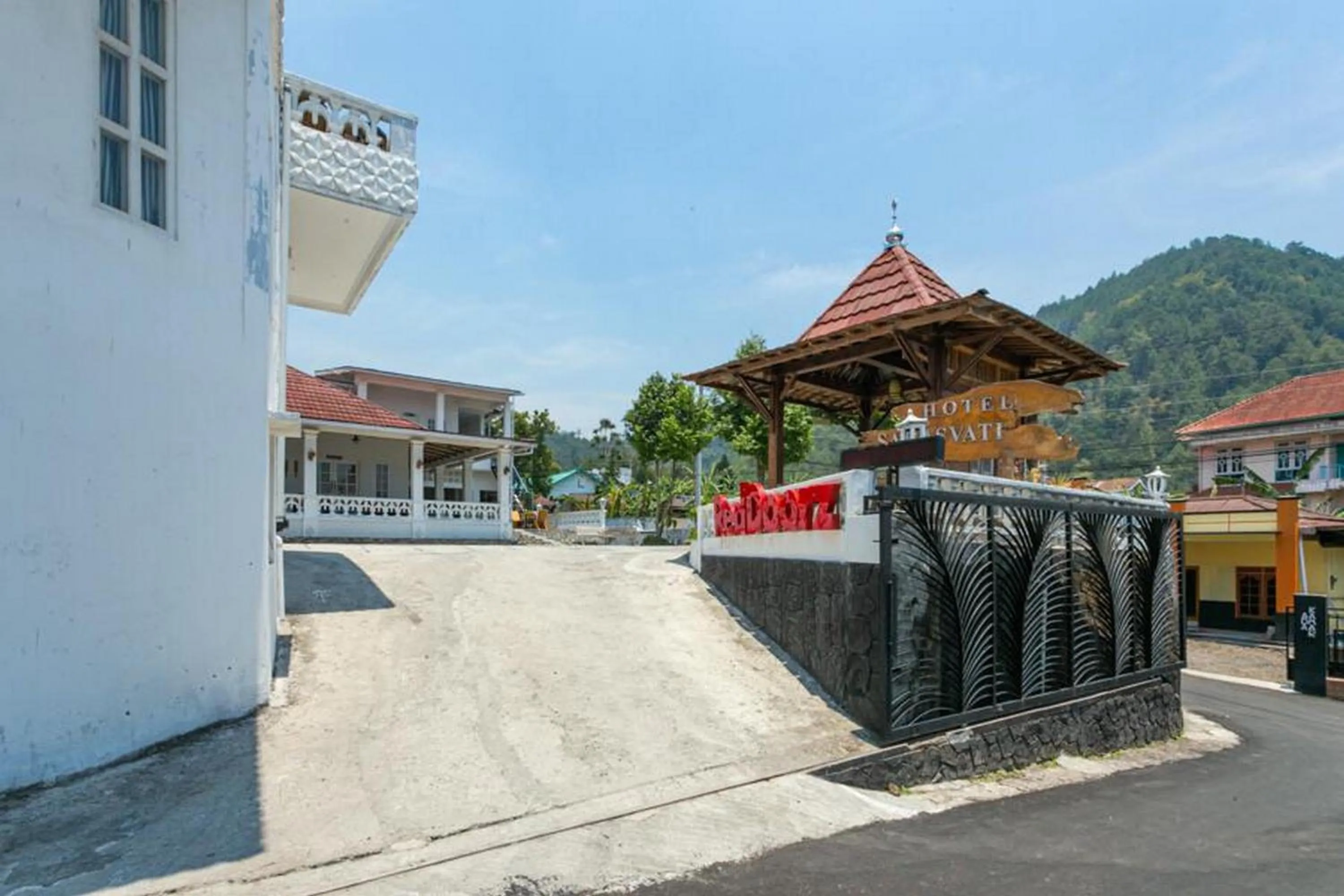 Property building in RedDoorz near Grojogan Sewu Tawangmangu